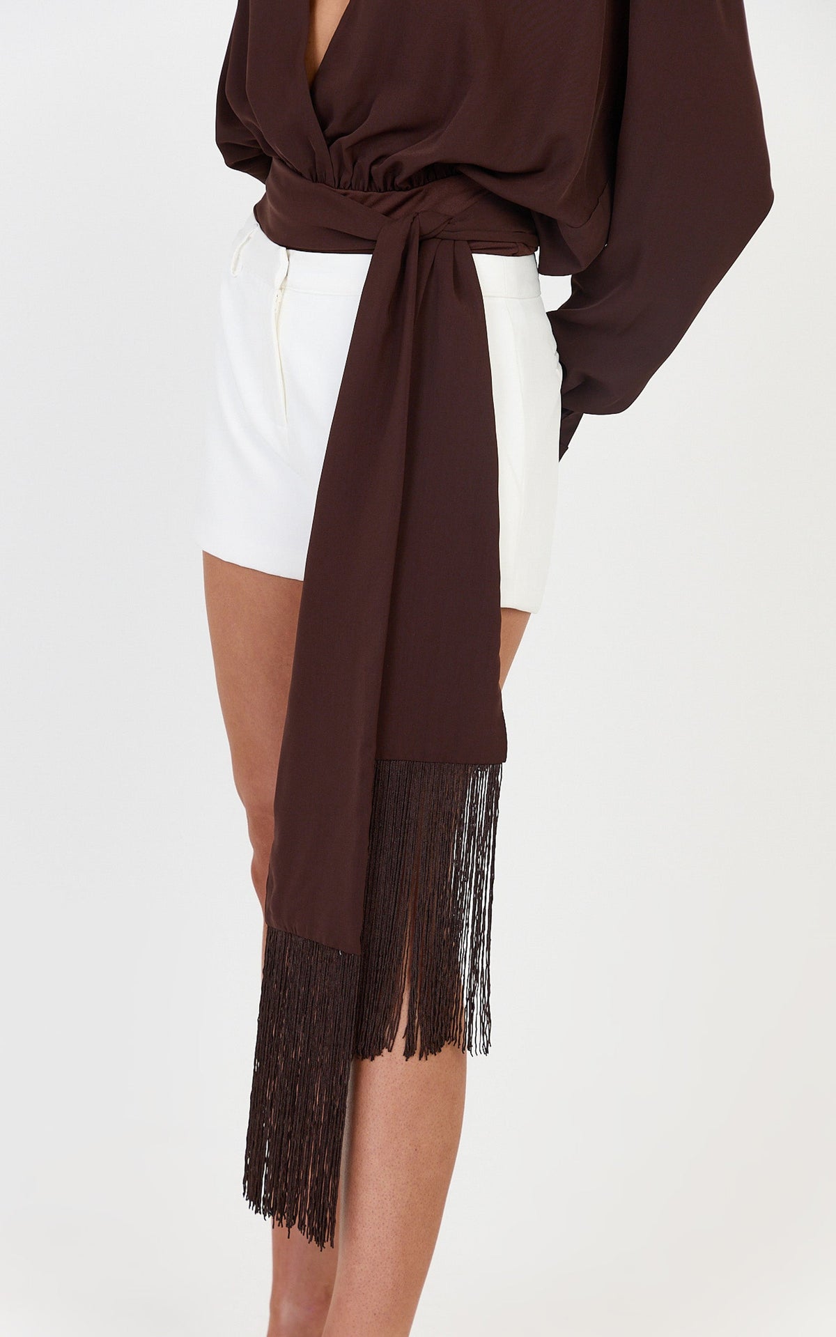 Ariette Bodysuit - Body mit tiefem Ausschnitt, Quastendetails und Gürtel in Chocolate