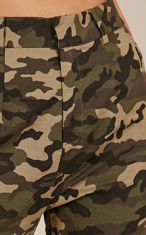 Stay Tuned Pants In Green Camo Print