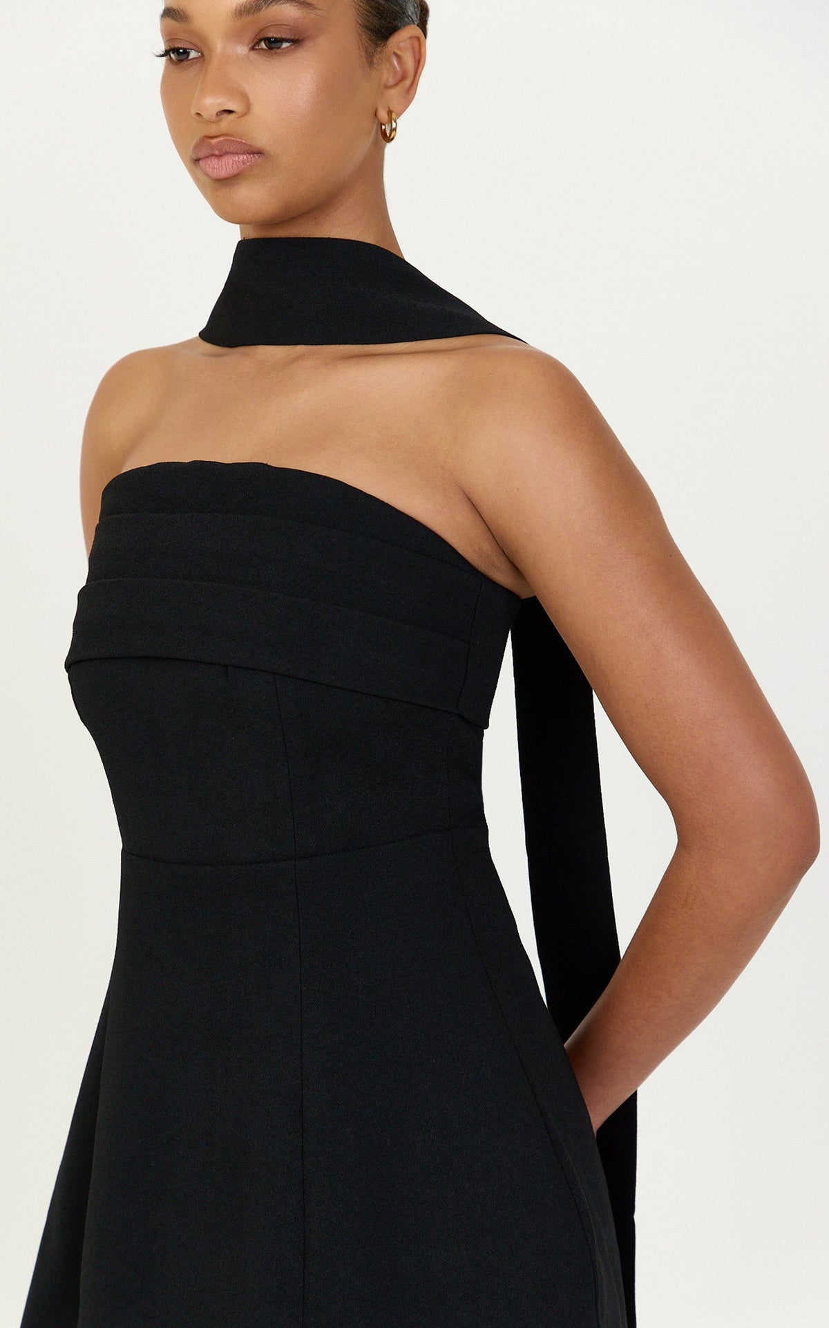 Marcelline Minikleid – trägerloses A-Linien-Kleid mit Halstuch in Schwarz