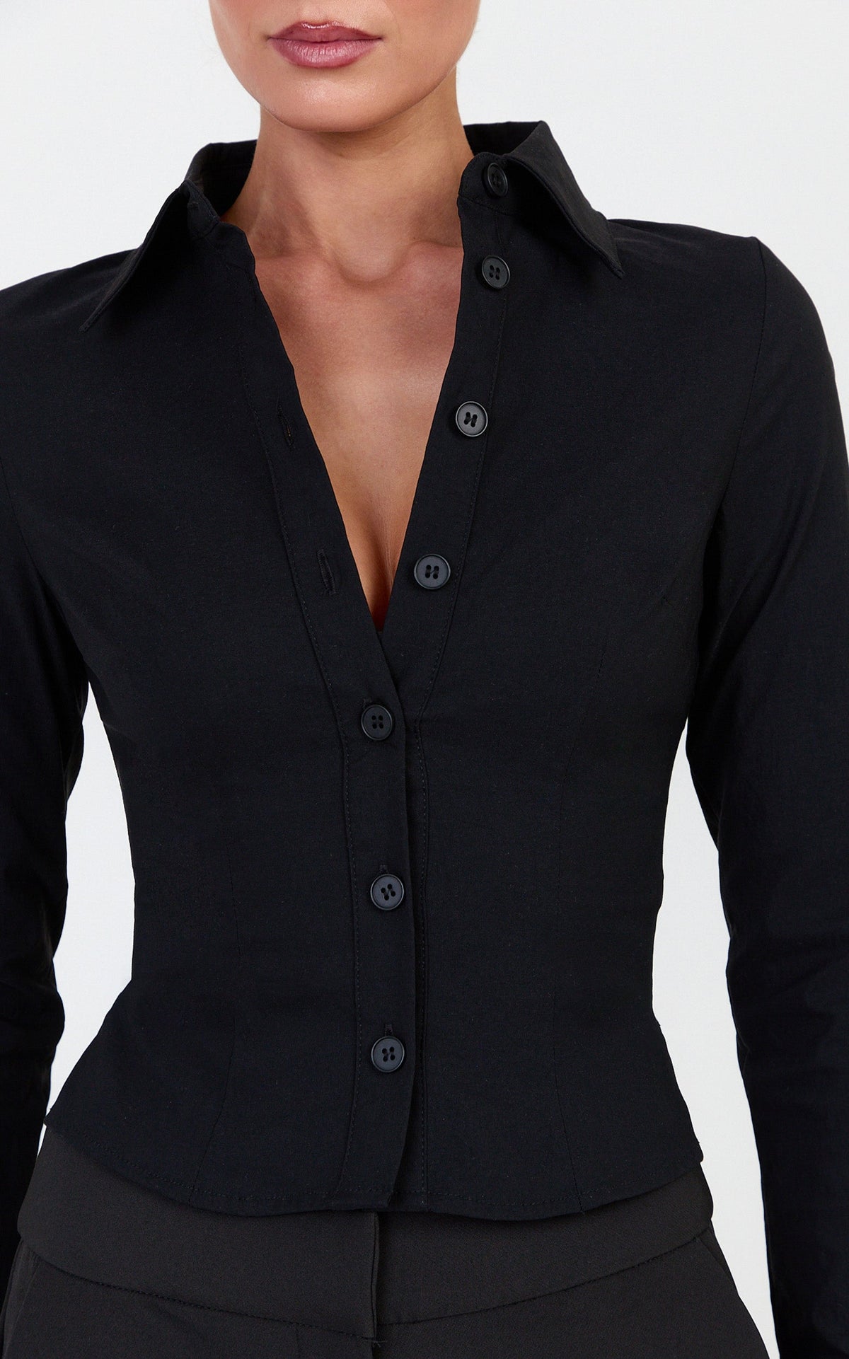 Zareena Top – Hemd mit Button-down-Kragen in Schwarz