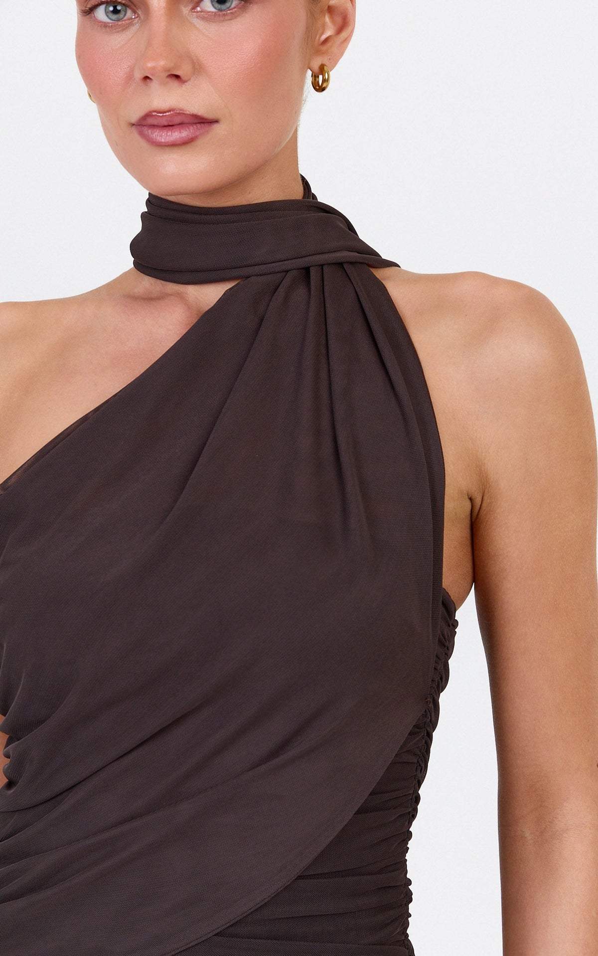 Lucienne Bodysuit – Einarmiger drapierter Schal-Body in Chocolate