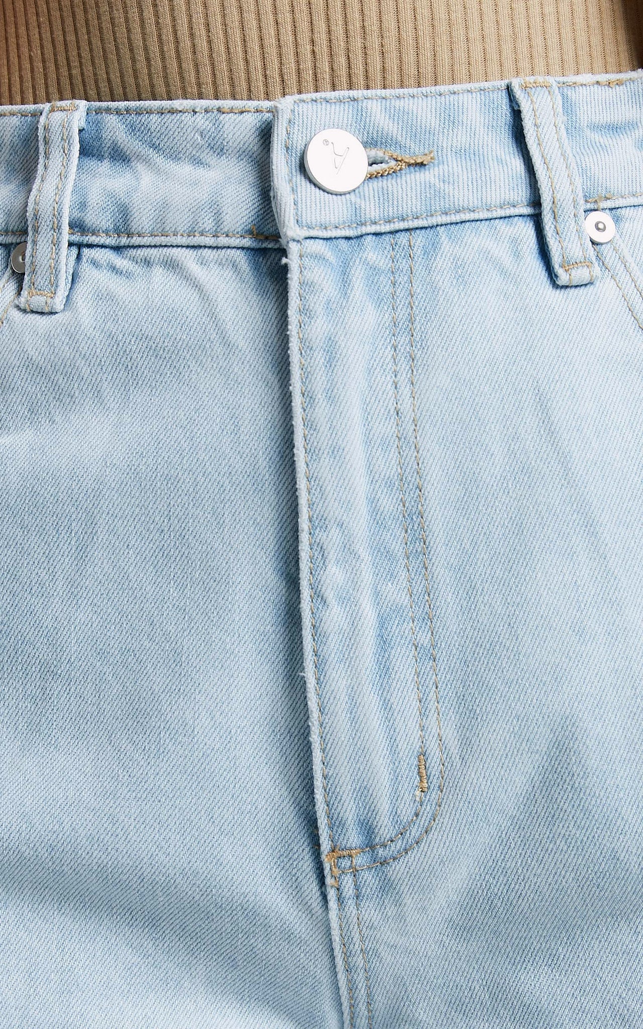 Abrand - Carrie Denim Short Hadley Recycled in Light Vintage