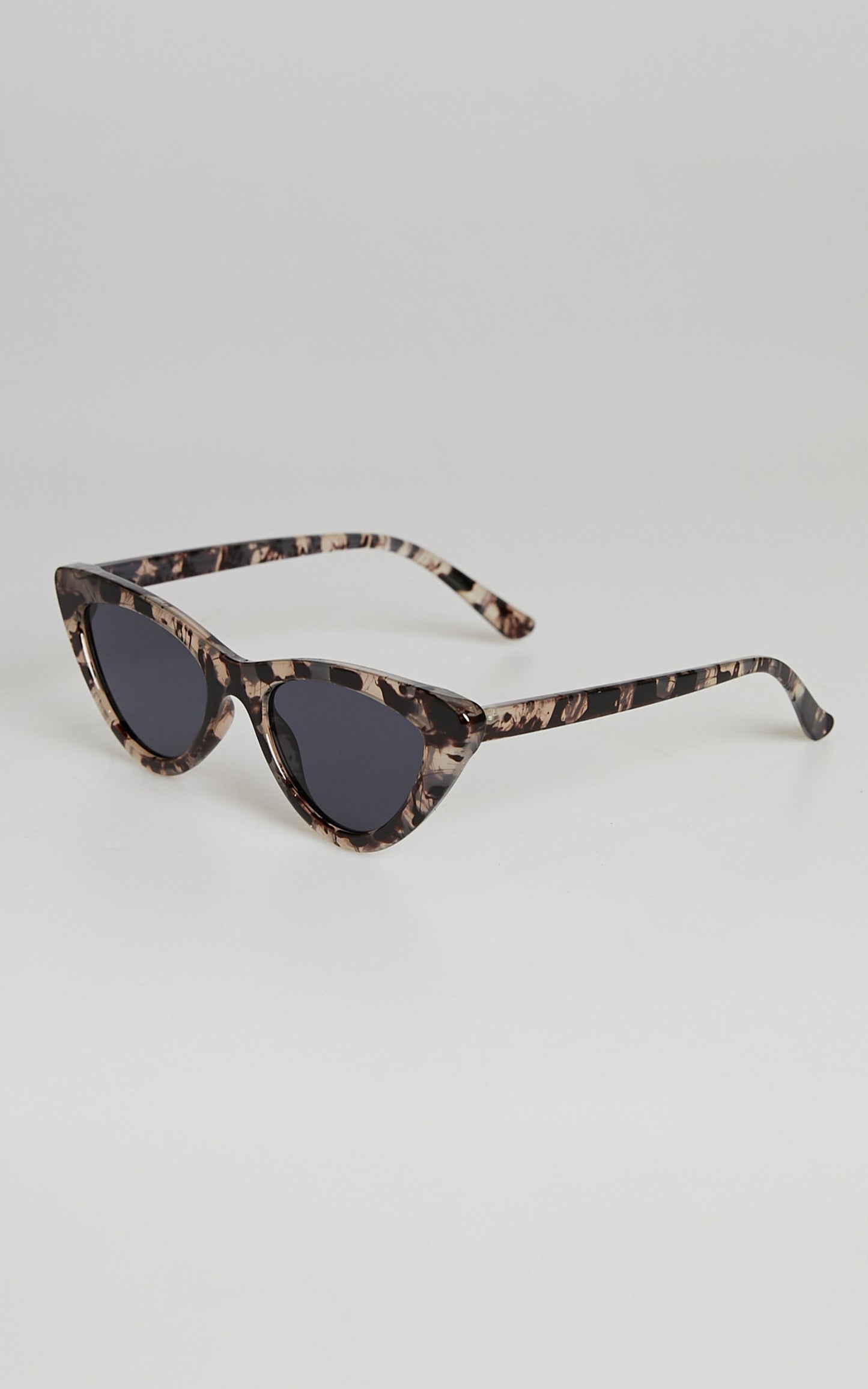 Kayleen Cat Eye Sunglasses in Leopard Grey