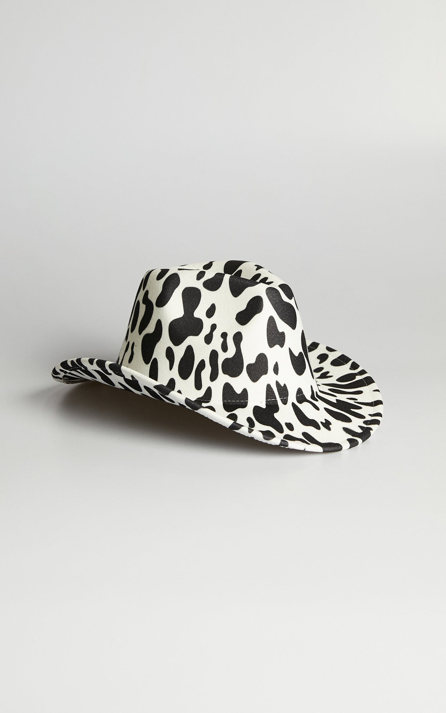 Remmie Hat in Black and white