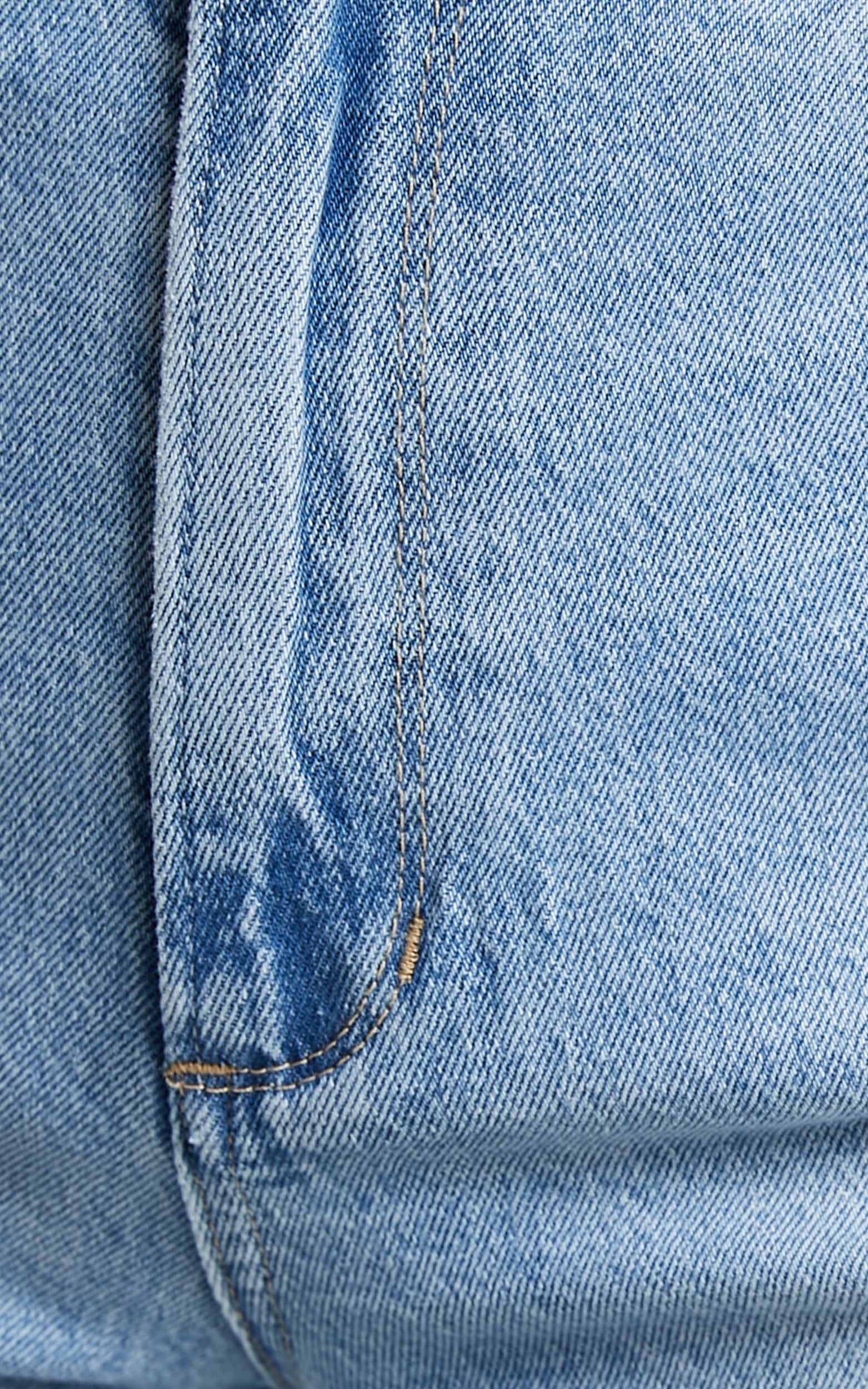 Wrangler - Tyler Wide Denim Short in Blue Fiesta