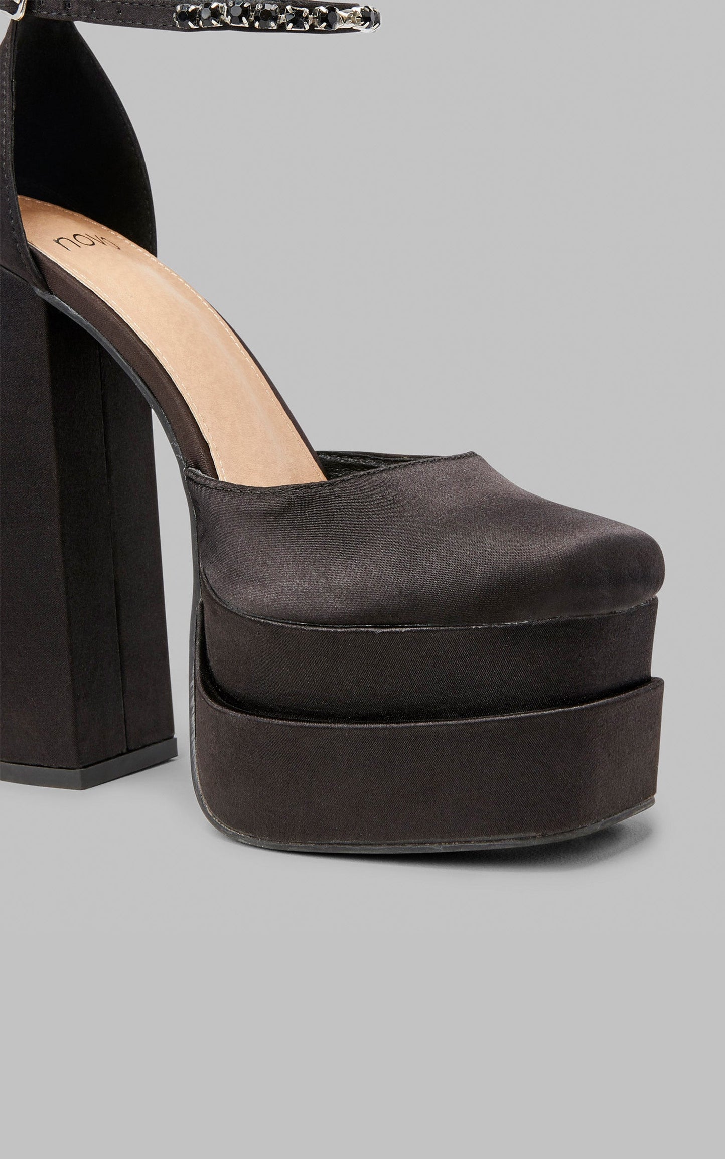 Novo - Zaguar Heels in Black