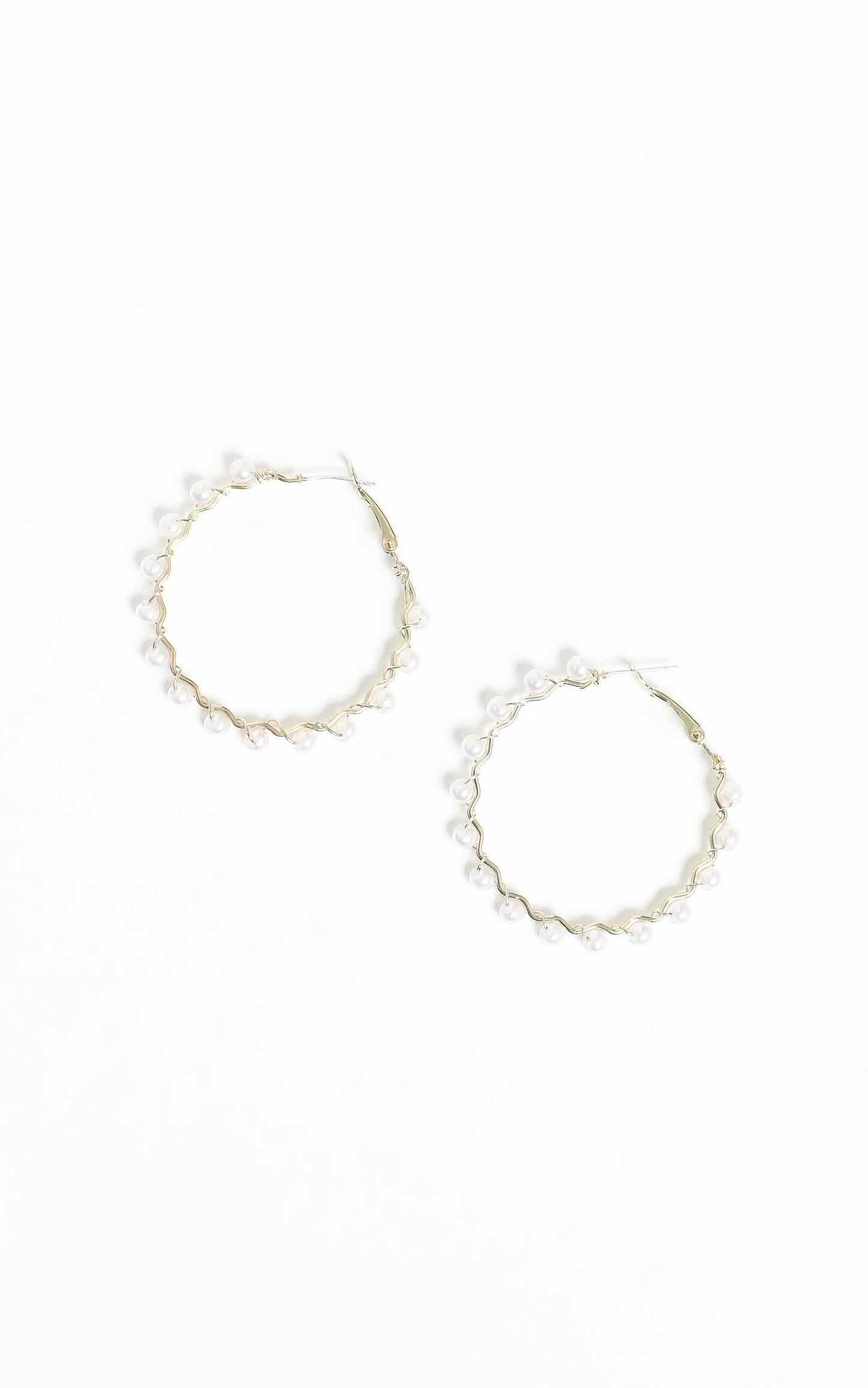 Hoop Earrings with Pearls in Gold