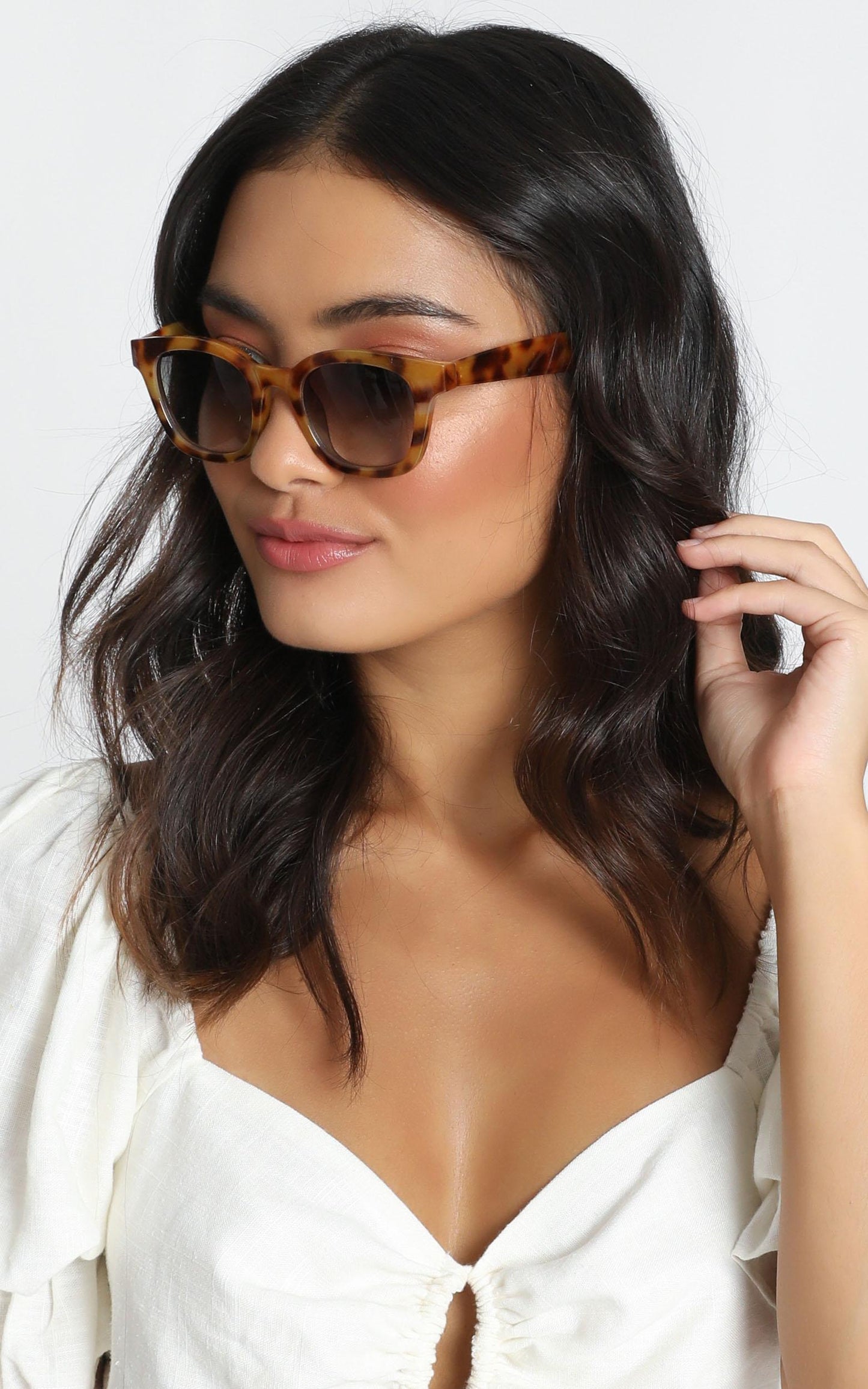 Mink Pink - Horizon Sunglasses In Vintage Tort And Khaki Grad