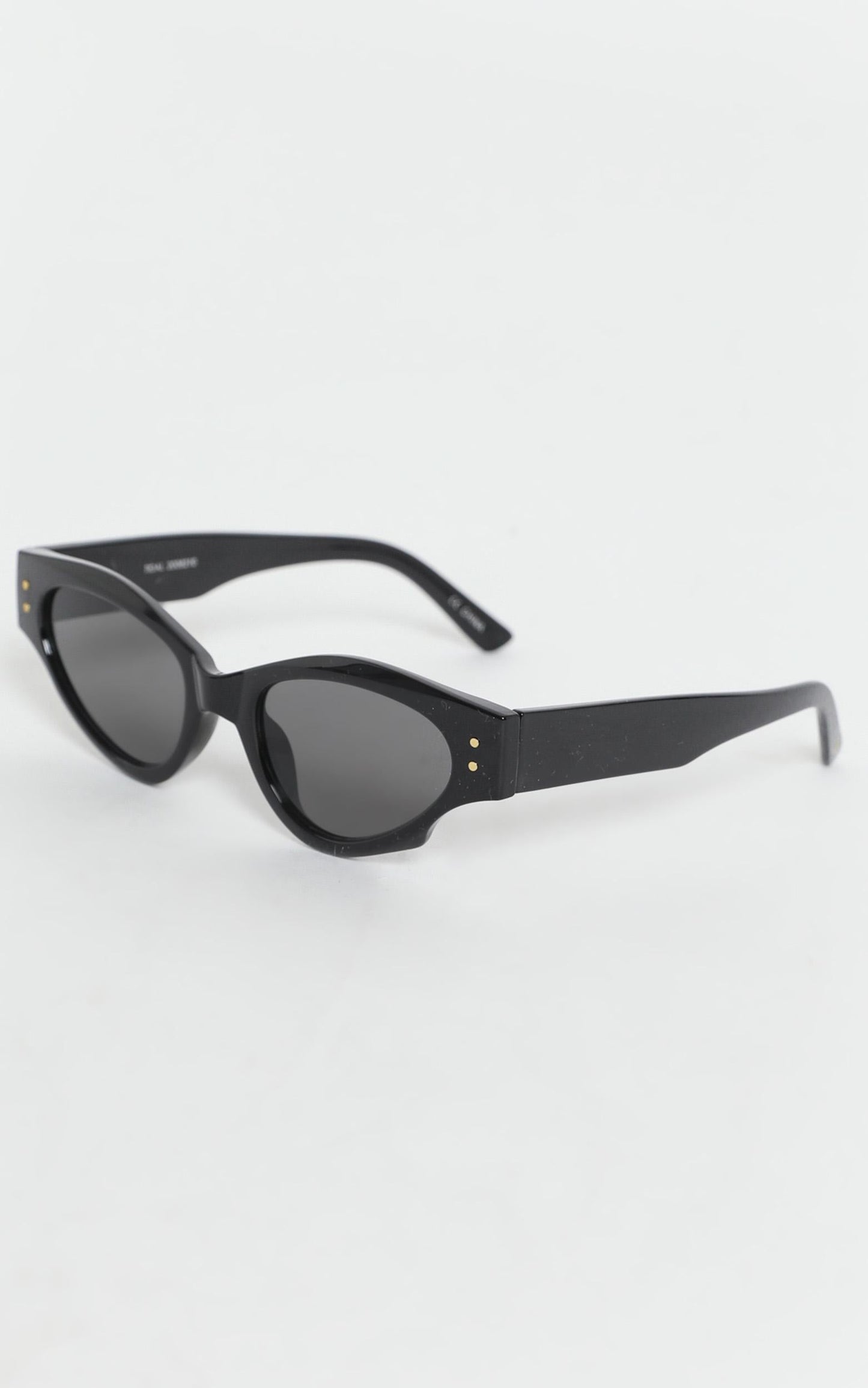 Mink Pink - Tidal Sunglasses in black and smoke mono