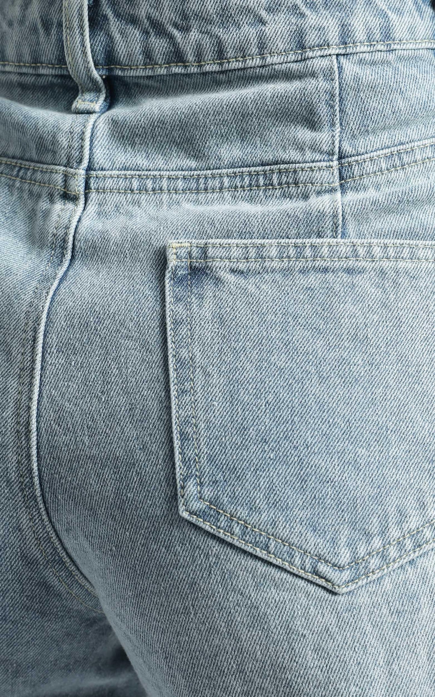 Twiin - V-Waist Jeans in Light Blue Wash