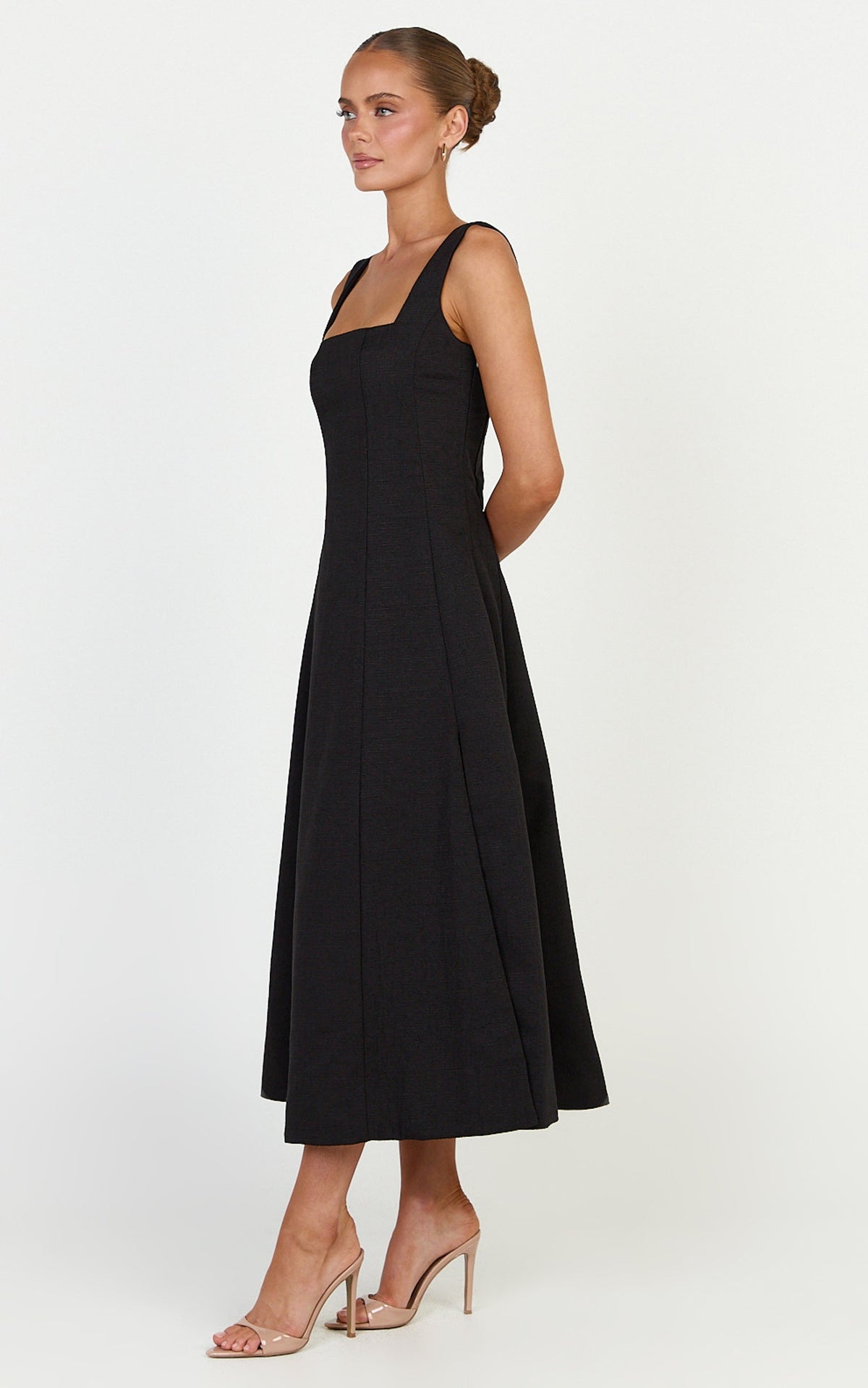 Walters Midi-Kleid – Midi-Kleid mit eckigem Ausschnitt, gesmoktem Rücken und ausgestelltem Rock in Schwarz