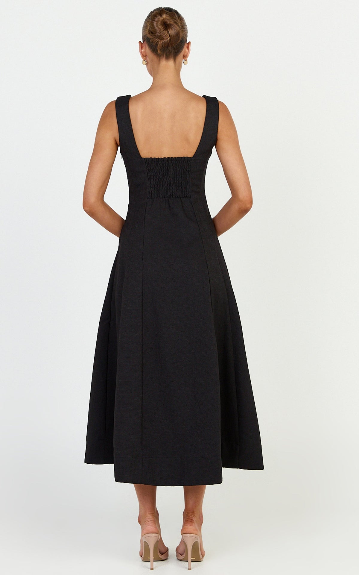 Walters Midi-Kleid – Midi-Kleid mit eckigem Ausschnitt, gesmoktem Rücken und ausgestelltem Rock in Schwarz