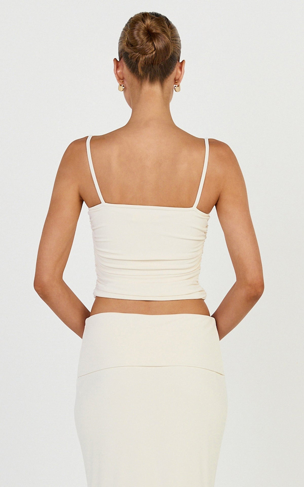 Kaila Top – gerafftes Cami-Top mit Spaghettiträgern in Elfenbein