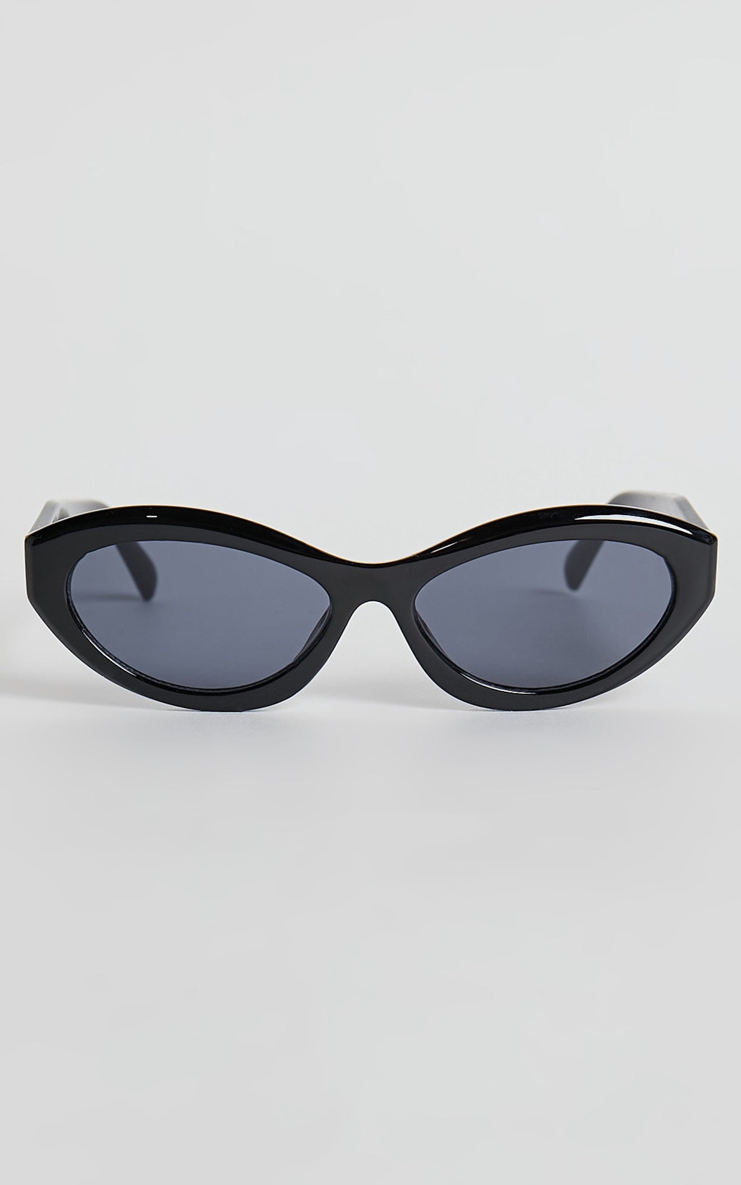 Naomi Sunglasses - Oval Sunglasses in Black