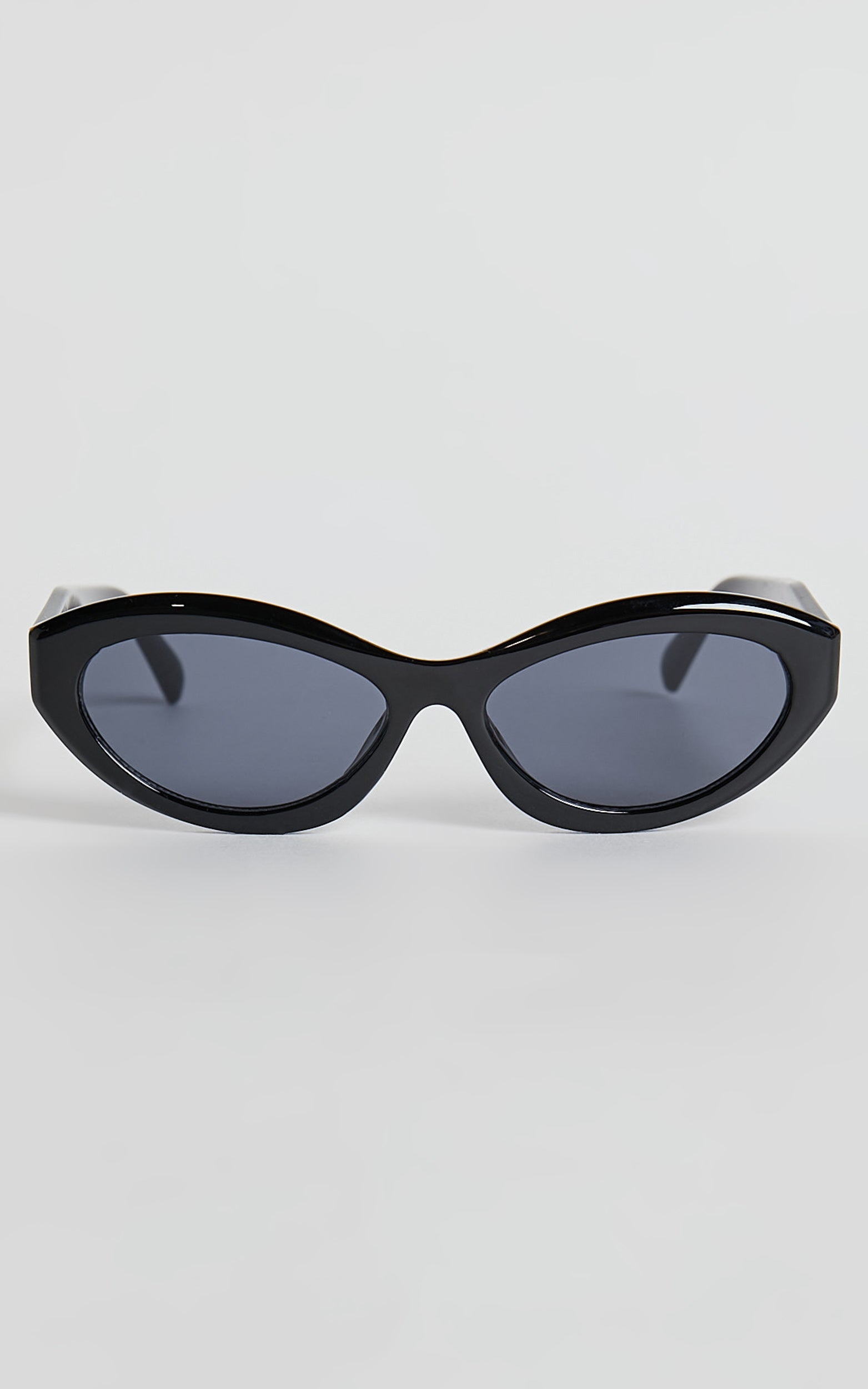Naomi Sunglasses - Oval Sunglasses in Black