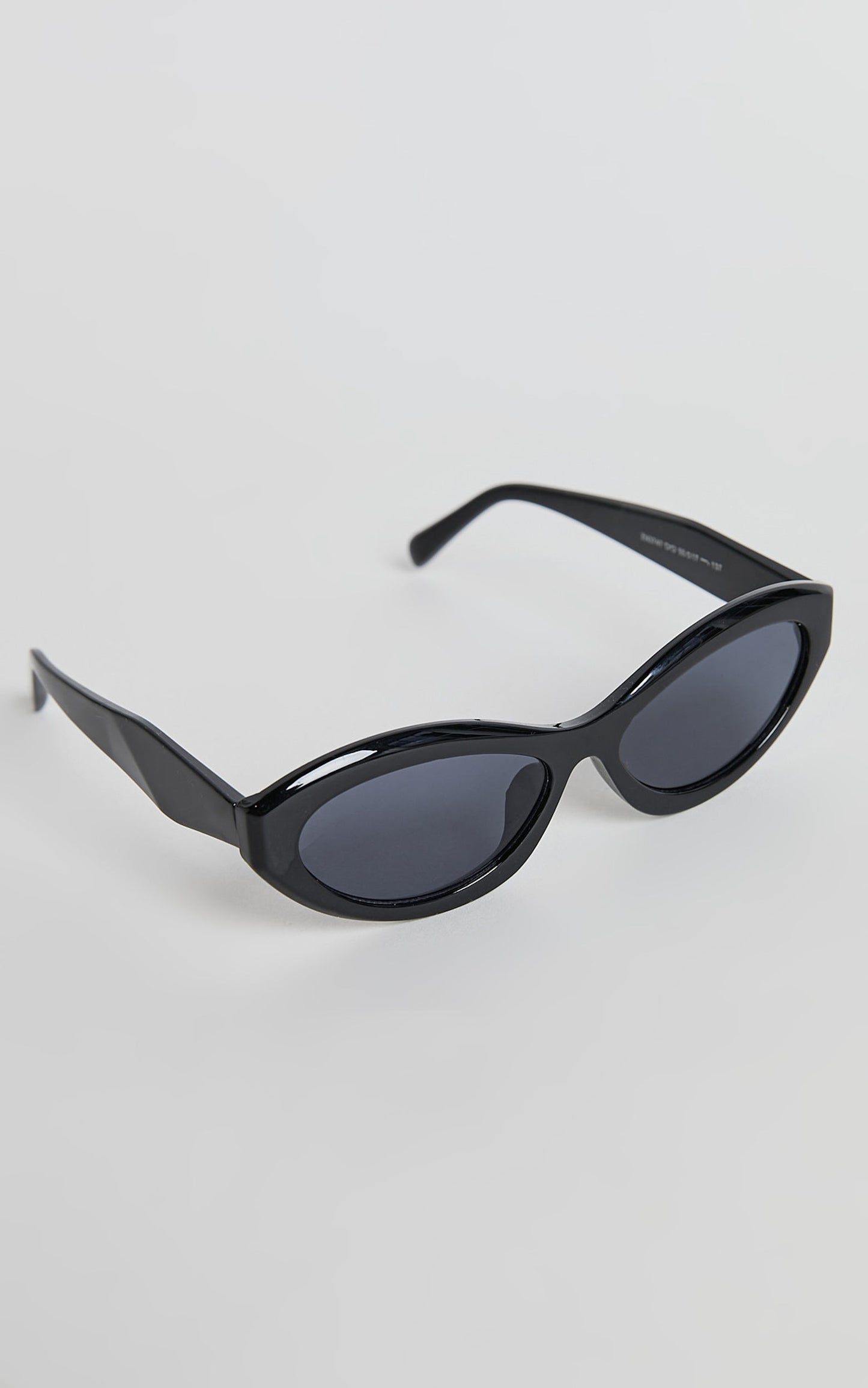 Naomi Sunglasses - Oval Sunglasses in Black