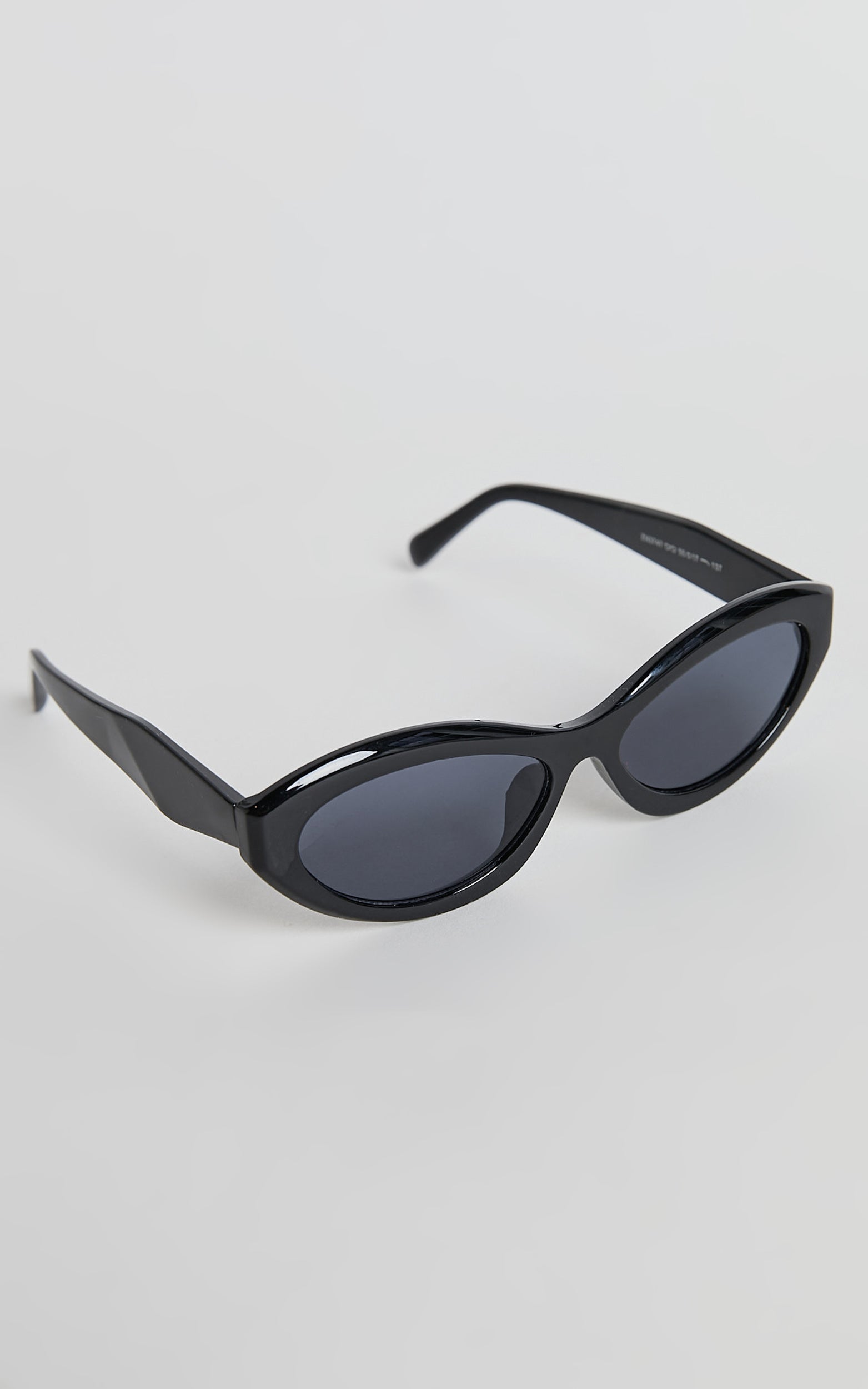 Naomi Sunglasses - Oval Sunglasses in Black