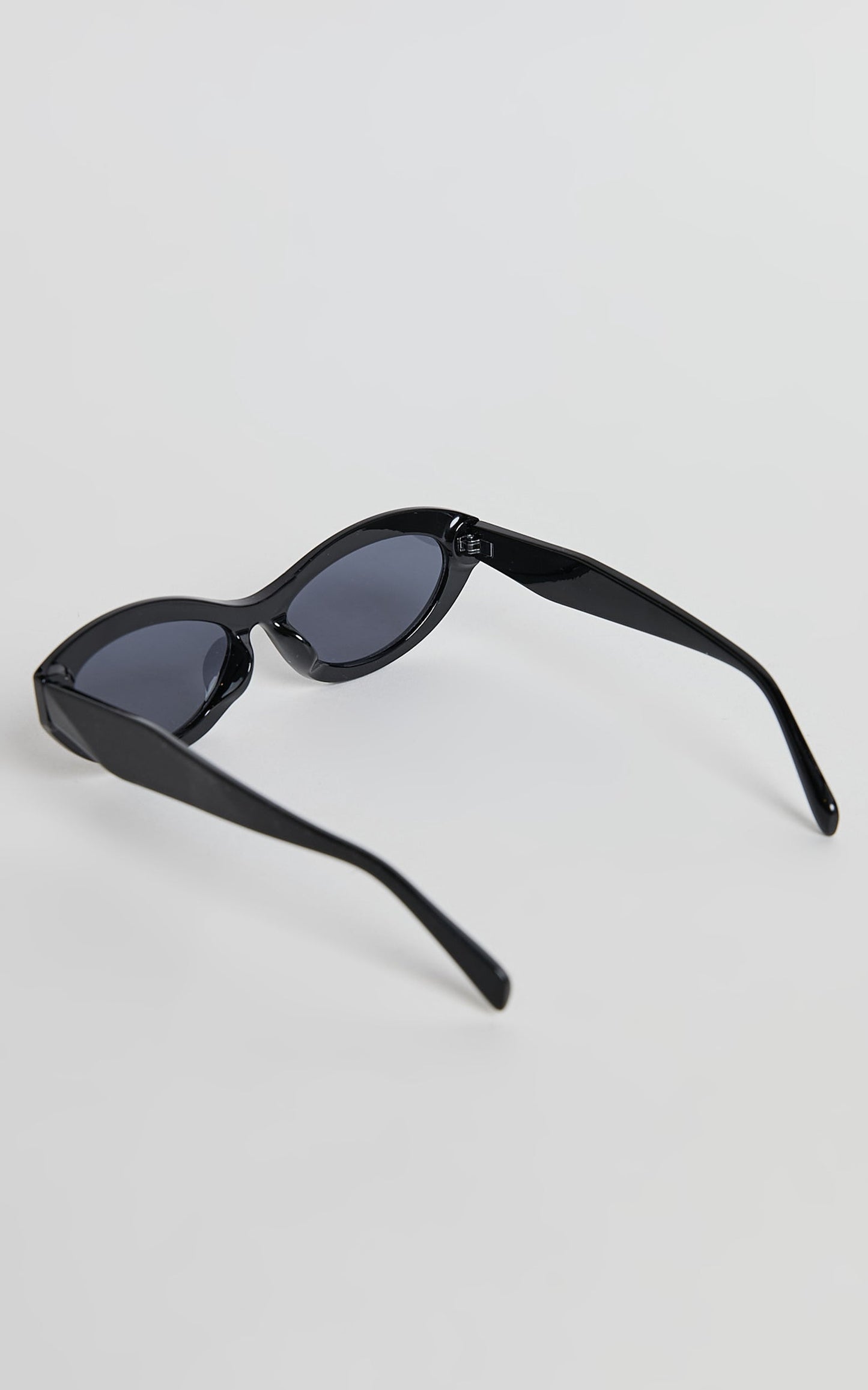 Naomi Sunglasses - Oval Sunglasses in Black