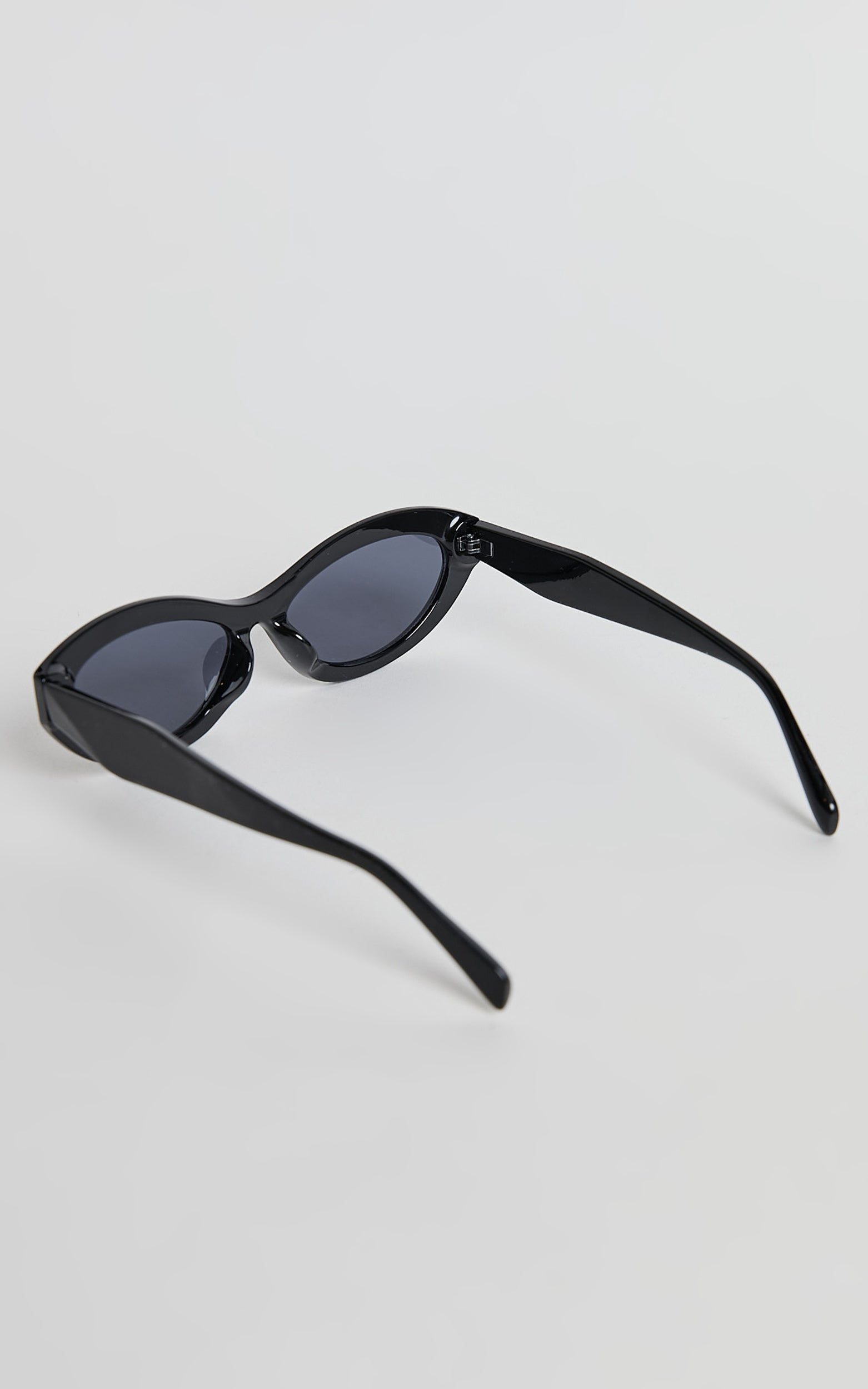 Naomi Sunglasses - Oval Sunglasses in Black