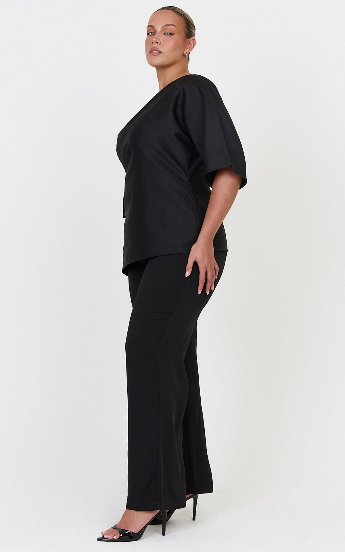 Aubrey Top – schulterfreies Oberteil mit geraffter Taille in Schwarz