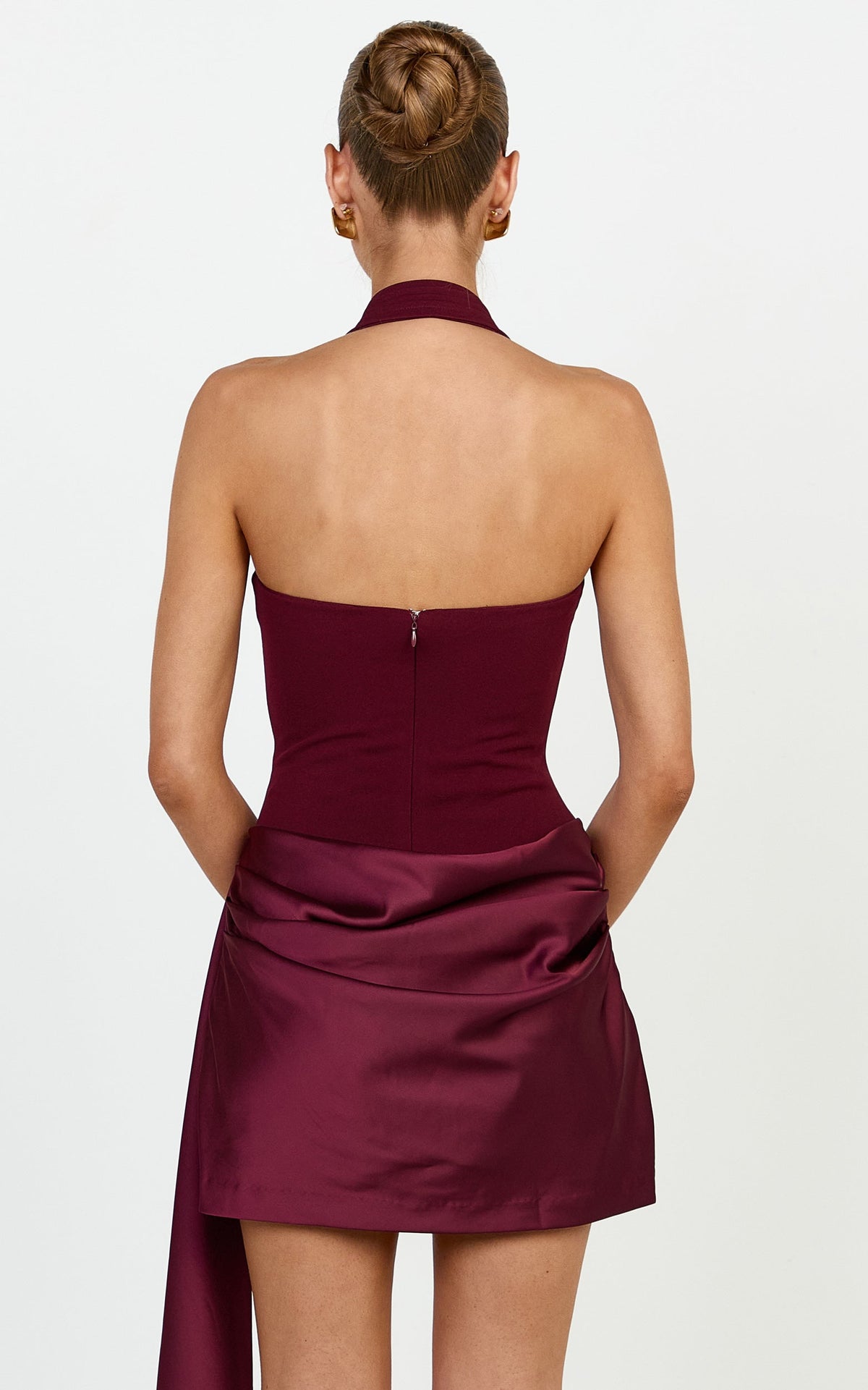 Coralie Mini-Kleid – Neckholder-Kleid mit drapiertem Rock in Kontrastfarbe Pflaume