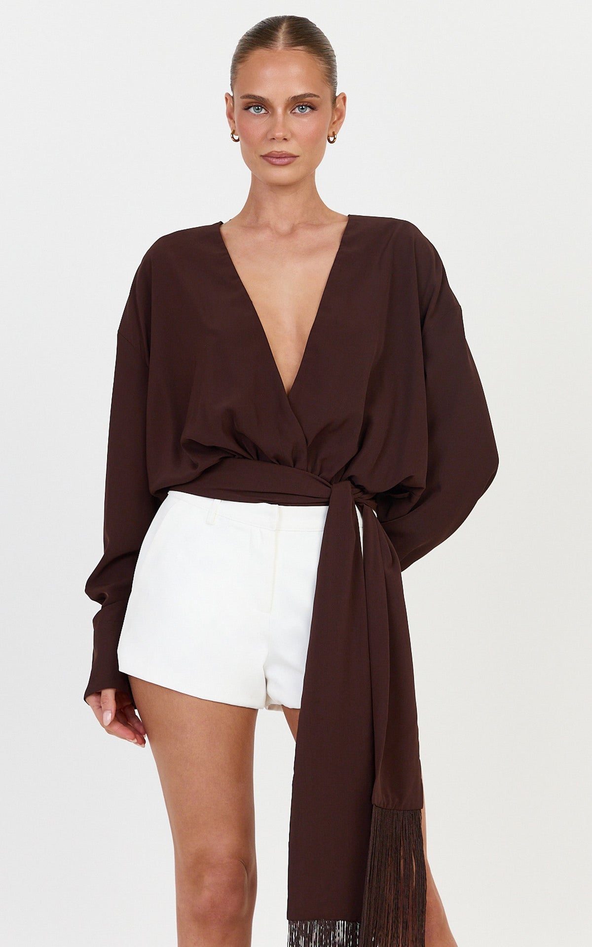 Ariette Bodysuit - Body mit tiefem Ausschnitt, Quastendetails und Gürtel in Chocolate