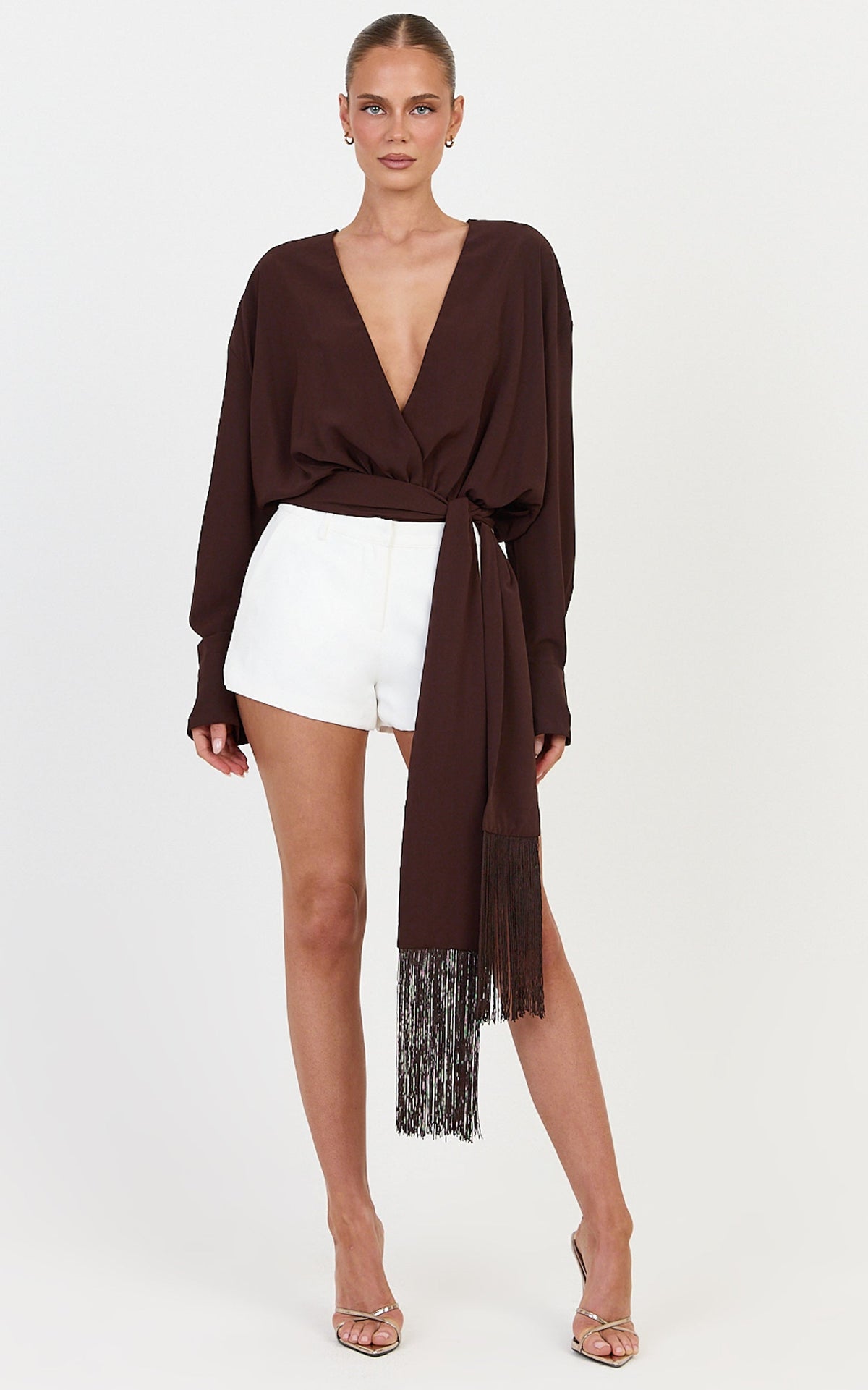 Ariette Bodysuit - Body mit tiefem Ausschnitt, Quastendetails und Gürtel in Chocolate