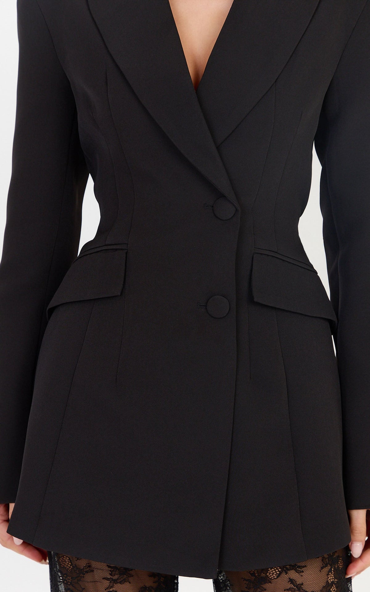 Nyla Blazer – Langer Blazer mit tiefem Ausschnitt und Raffung in Schwarz