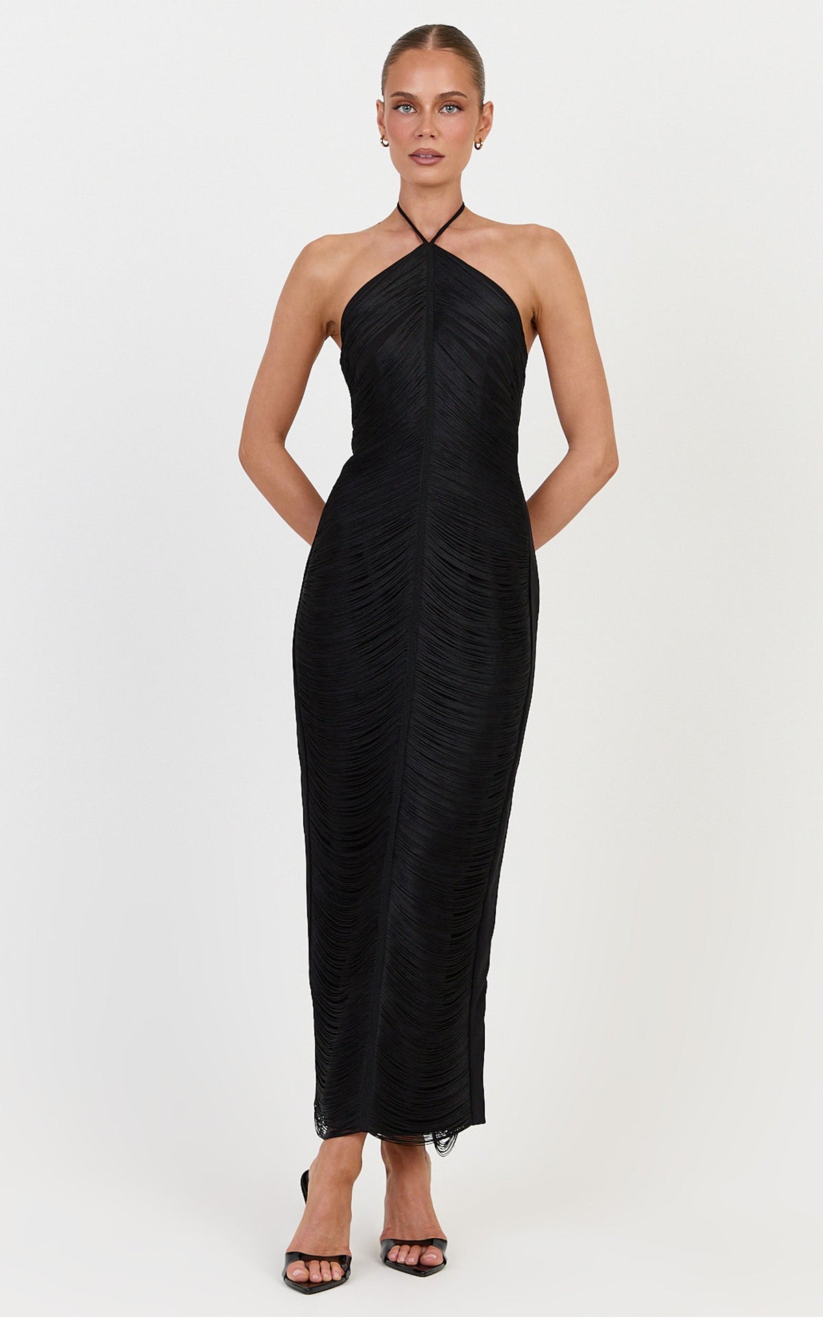 Tori Maxikleid – Trägerloses Neckholder-Kleid mit Fransen in Schwarz
