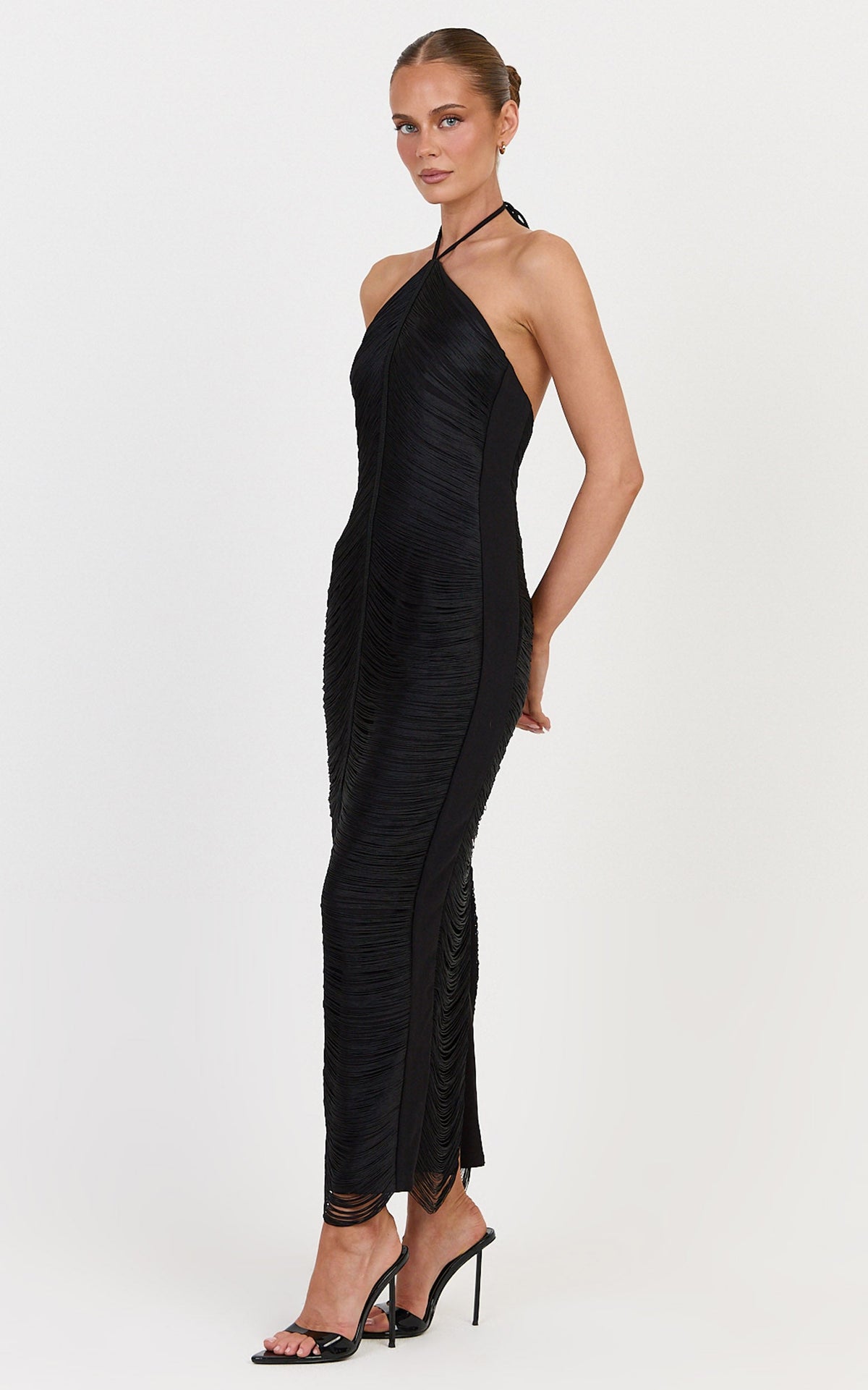 Tori Maxikleid – Trägerloses Neckholder-Kleid mit Fransen in Schwarz