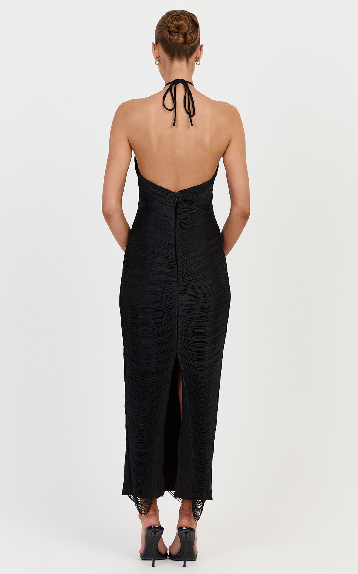 Tori Maxikleid – Trägerloses Neckholder-Kleid mit Fransen in Schwarz