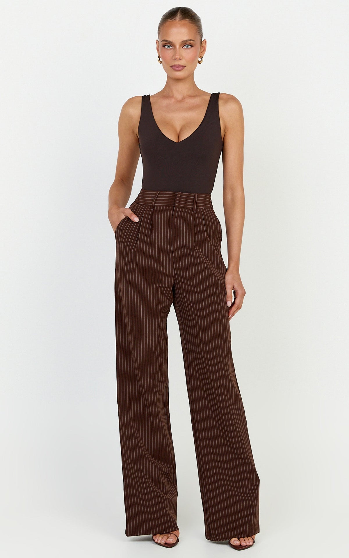 Rose Pants - Gestreifte, maßgeschneiderte Hose mit geradem Bein in Dunkelbraun