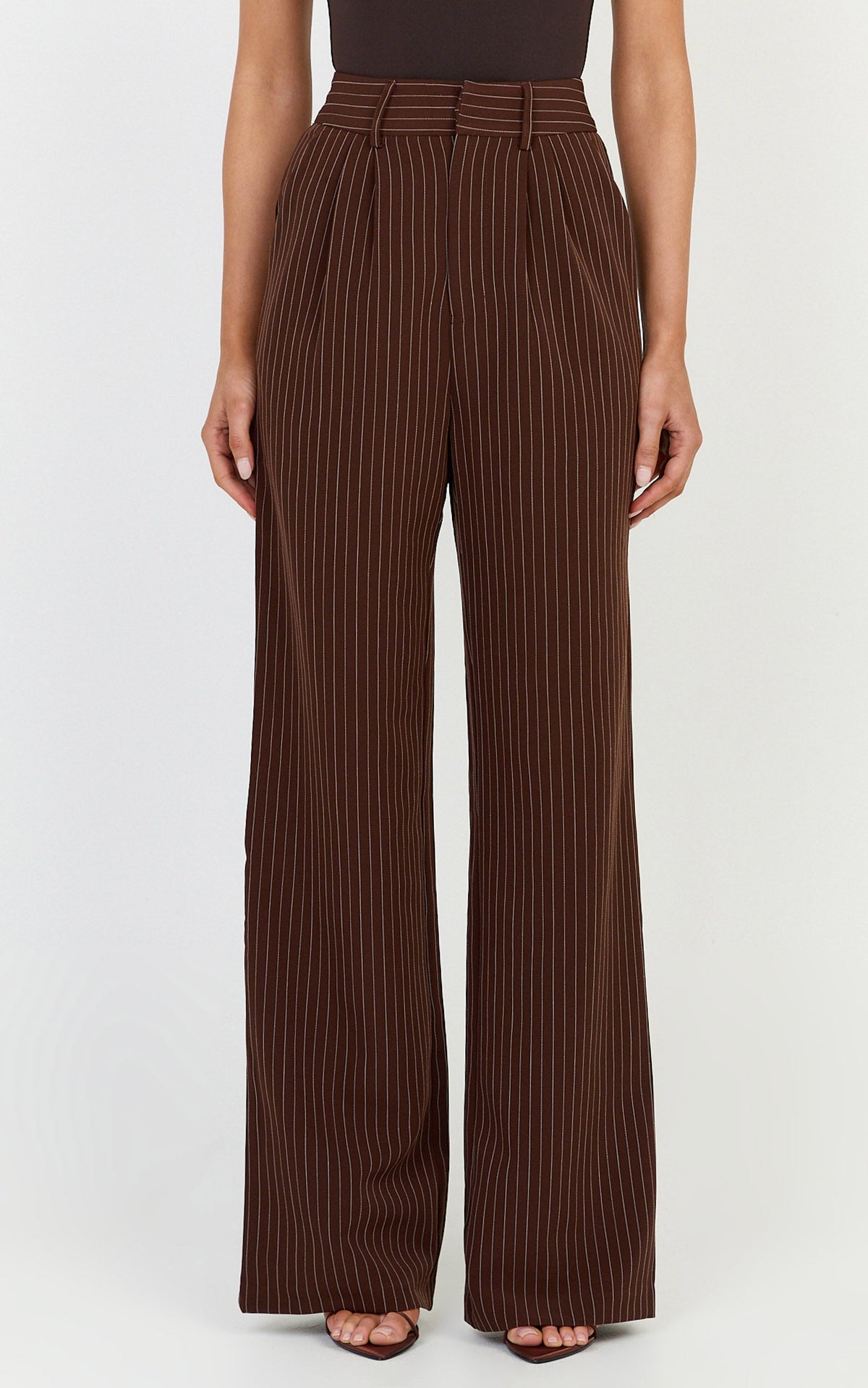 Rose Pants - Gestreifte, maßgeschneiderte Hose mit geradem Bein in Dunkelbraun