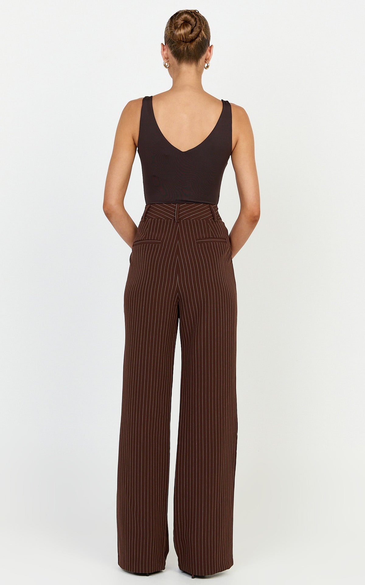 Rose Pants - Gestreifte, maßgeschneiderte Hose mit geradem Bein in Dunkelbraun