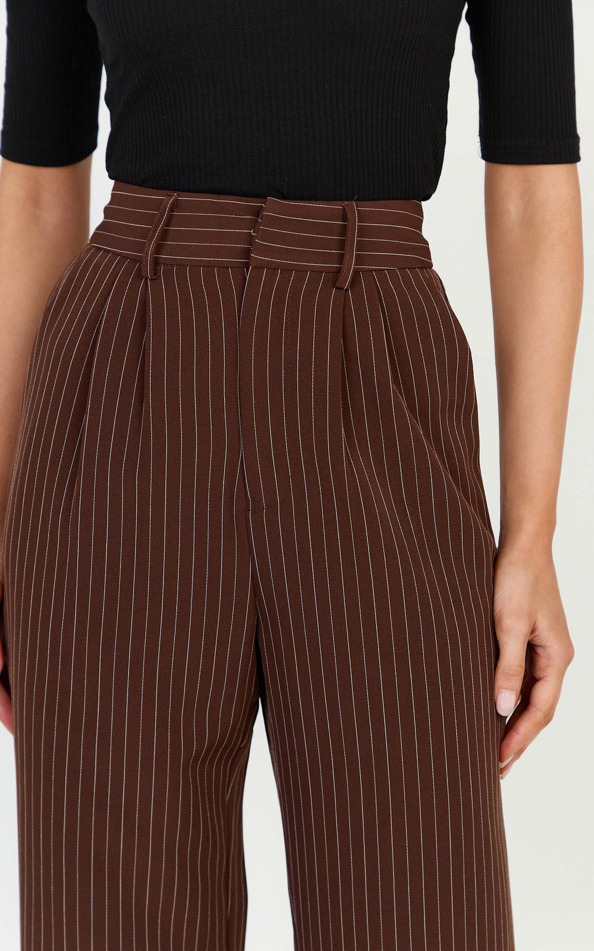 Rose Pants - Gestreifte, maßgeschneiderte Hose mit geradem Bein in Dunkelbraun