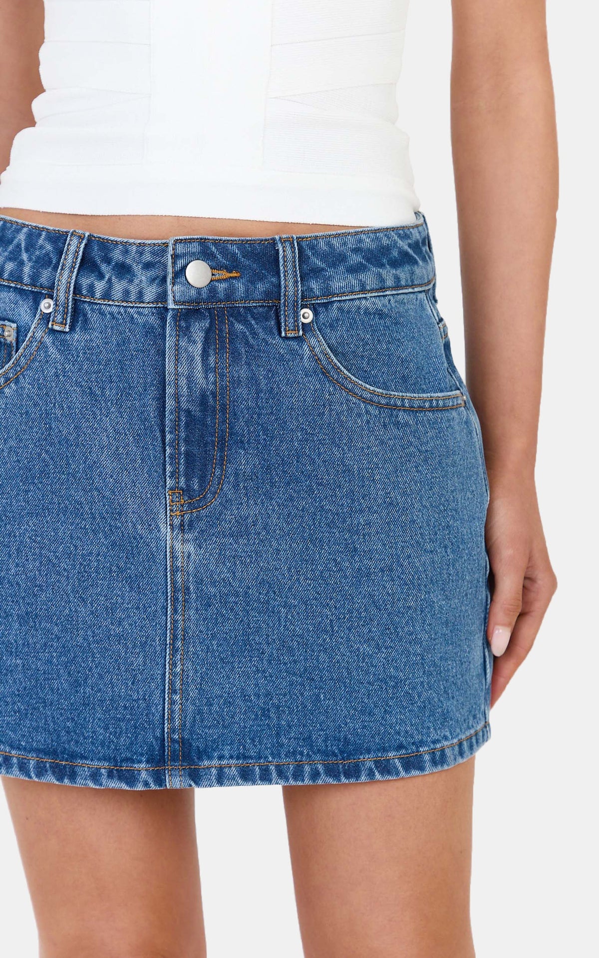 Kaitlyn Minirock – Jeans-Minirock mit niedriger Taille in Dunkelblau