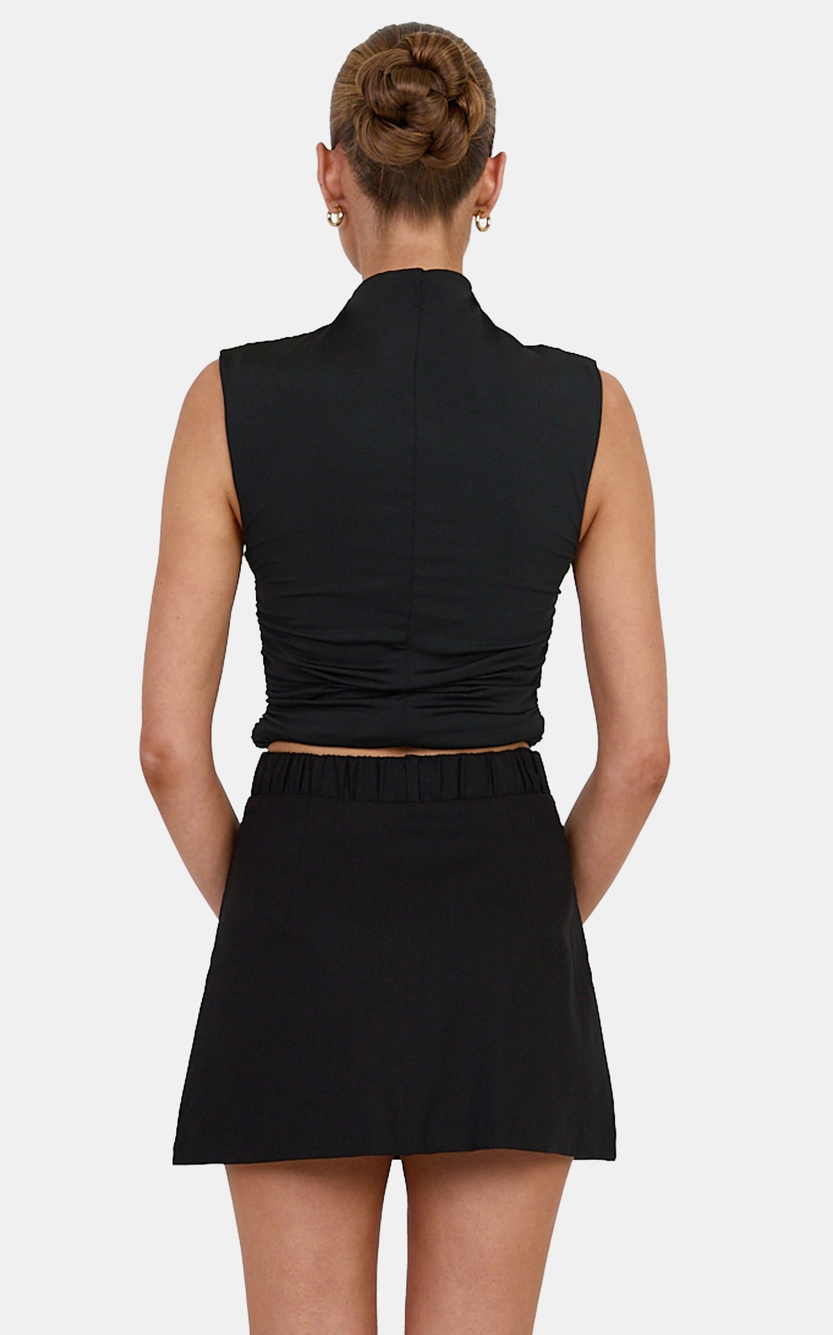 Natasha Skort – Schwarzer Mid-Waist Skort mit Gummibund