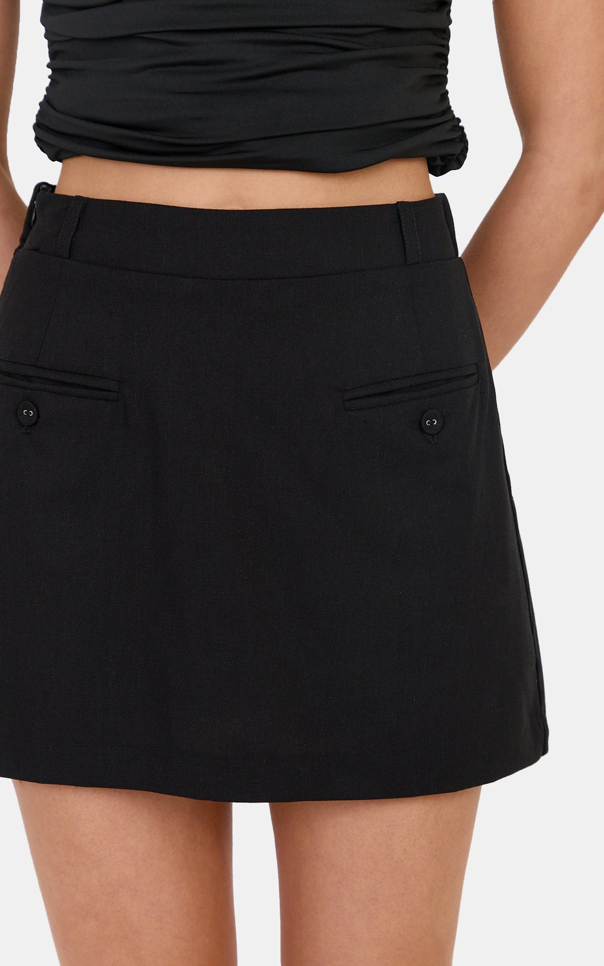 Natasha Skort – Schwarzer Mid-Waist Skort mit Gummibund