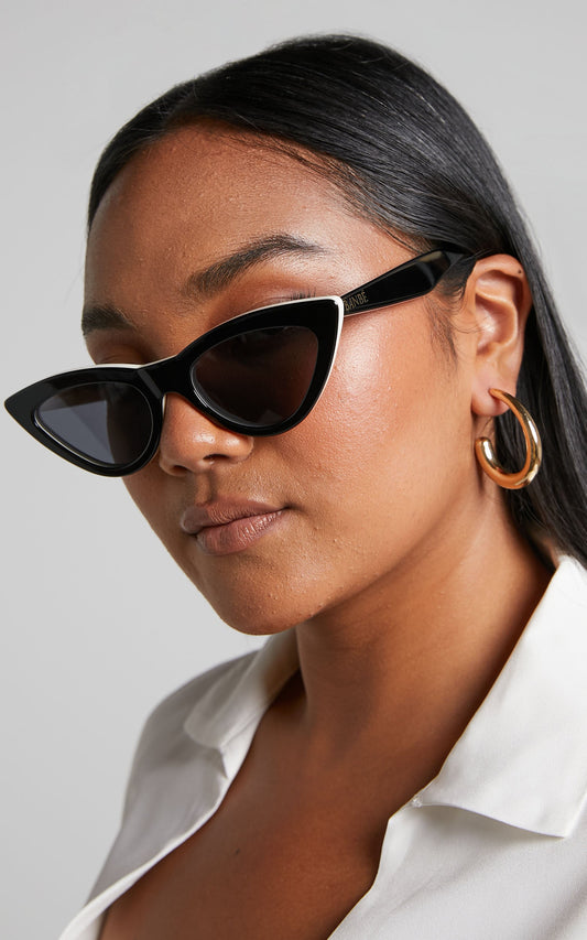 Banbe Eyewear - The Linda Sunglasses in Black/Ivory-Smoke