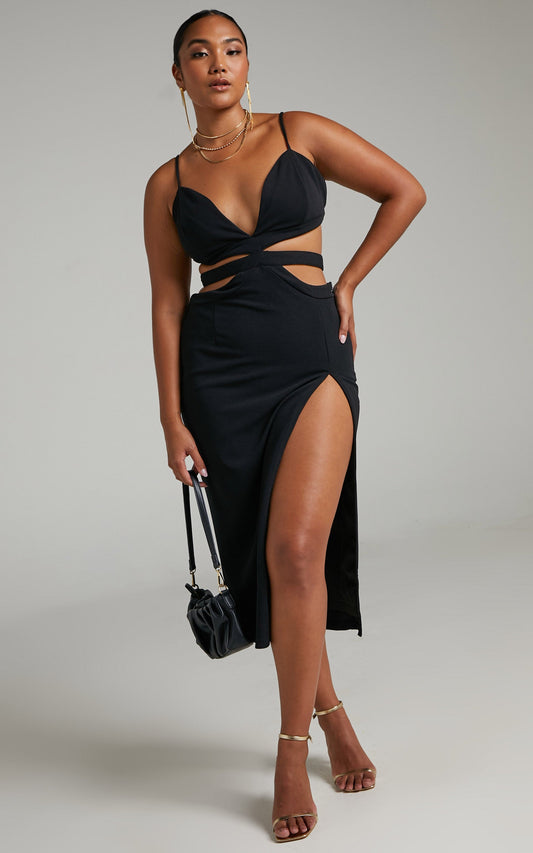 Juvilyn Strappy Plunge Neck Midi Dress in Black