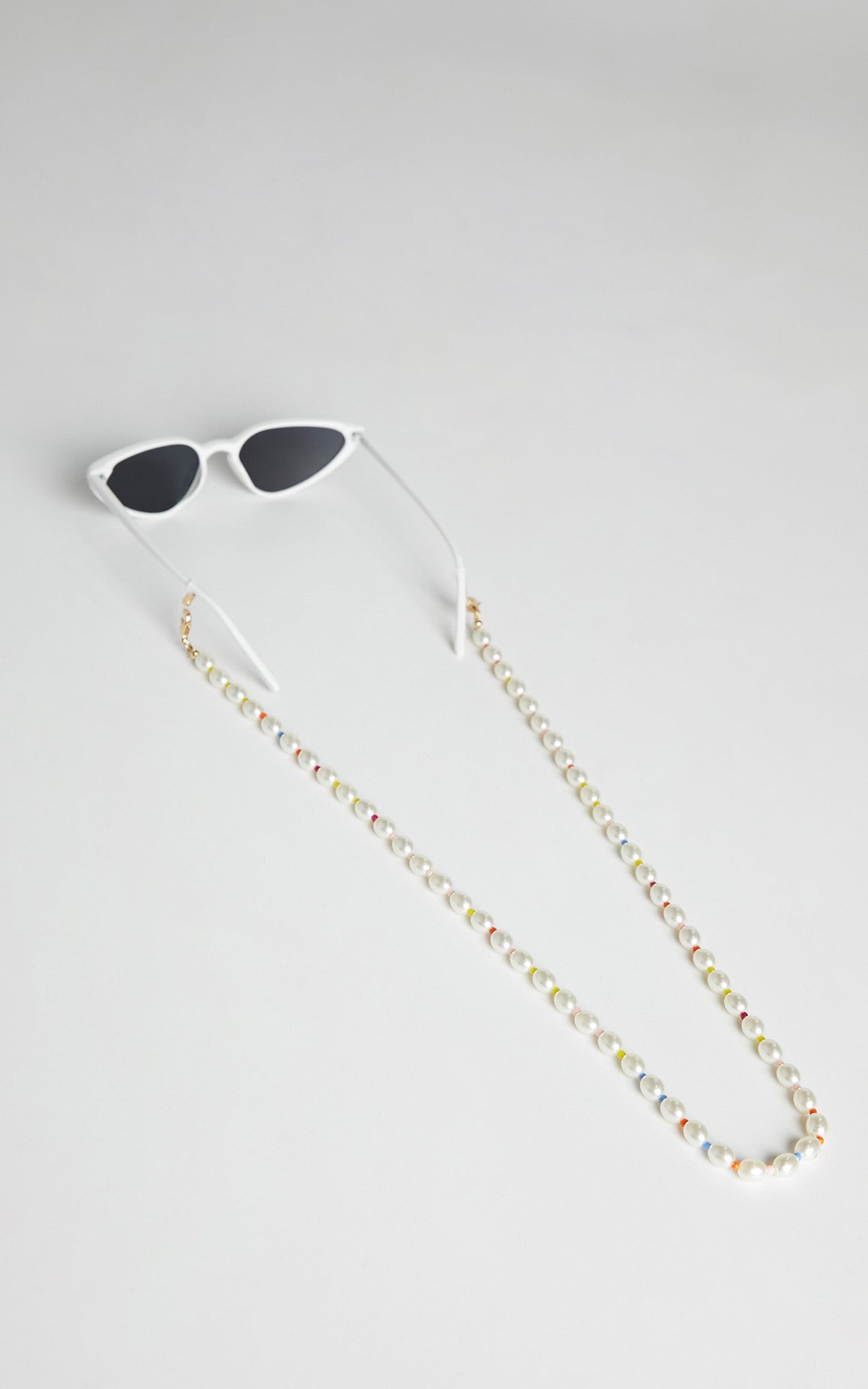 Crystaline Sunglasses Chain in Pearl/Multi