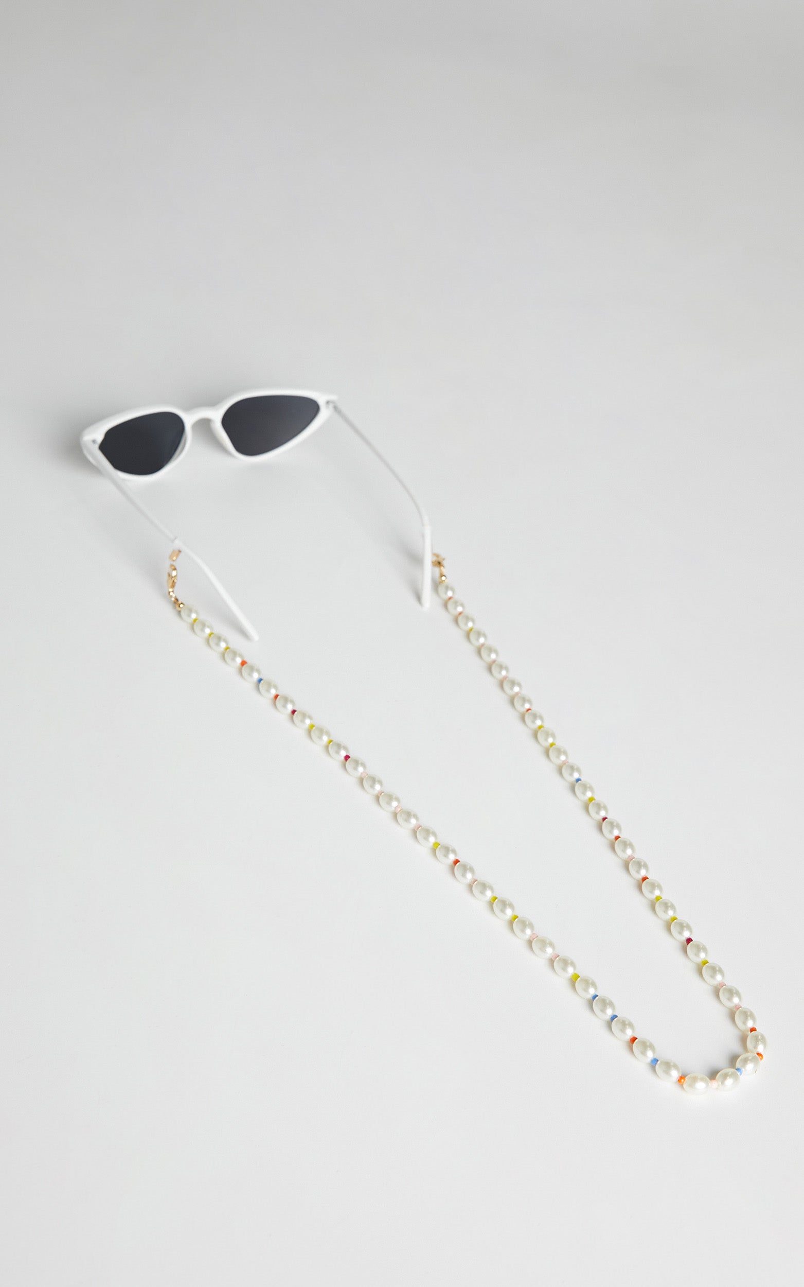 Crystaline Sunglasses Chain in Pearl/Multi