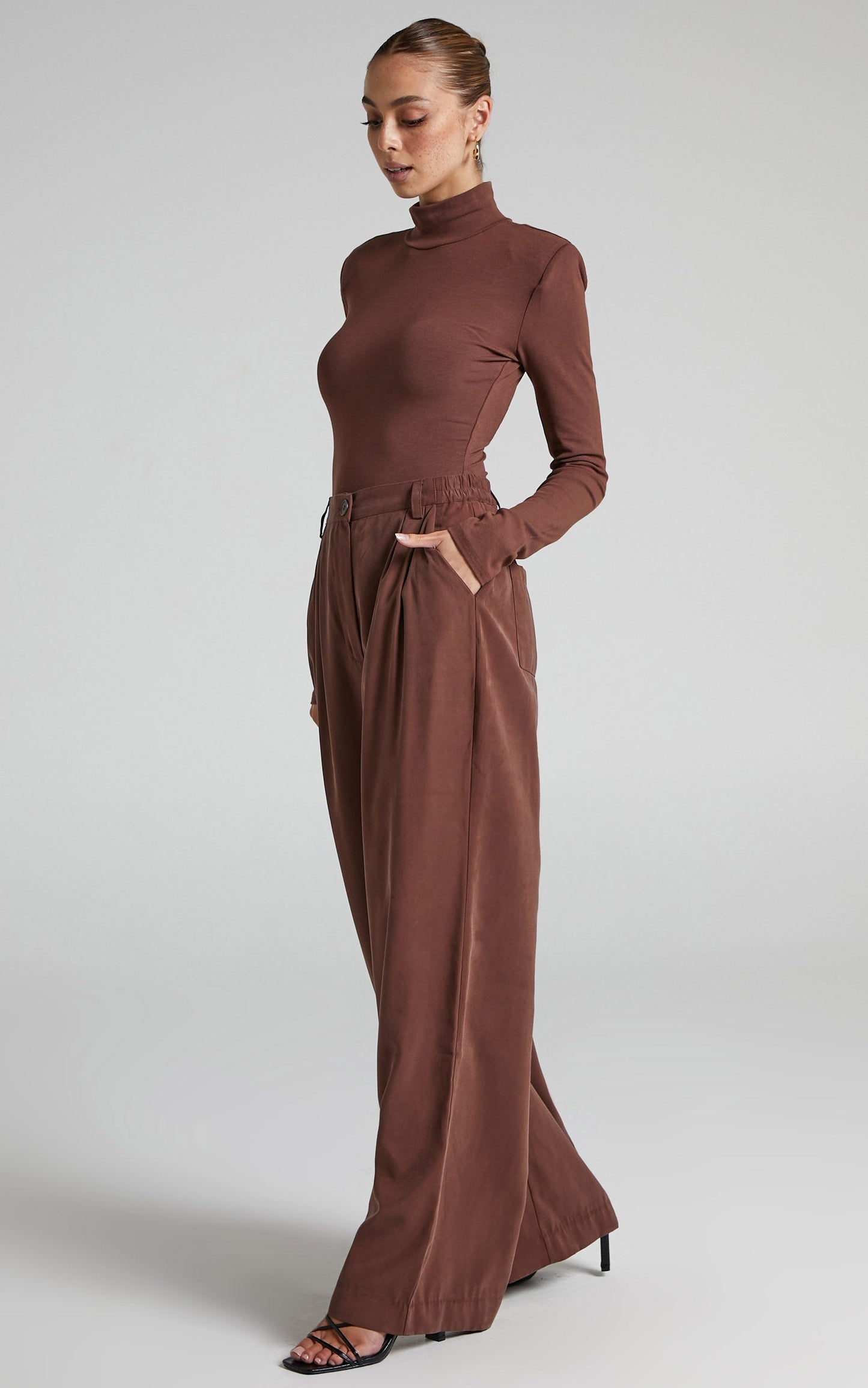 Danielle Bernstein - High Rise Cinched Waist Pleated Pant in Brown