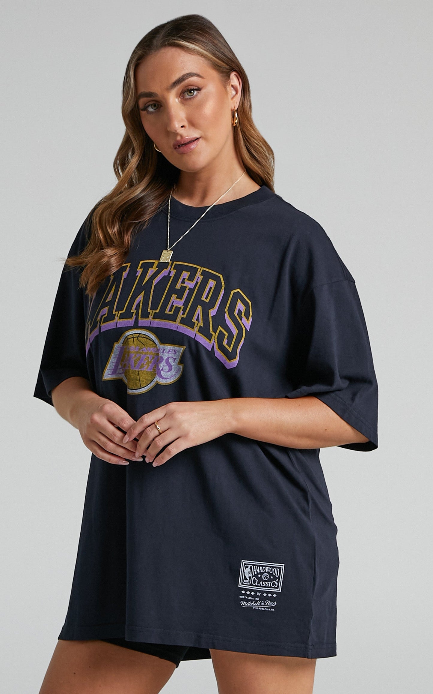Mitchell & Ness - Lakers Vintage Keyline Logo Tee in Faded Black