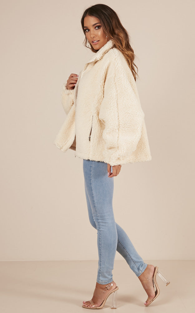 Secret And Whisper Jacket In Cream Teddy