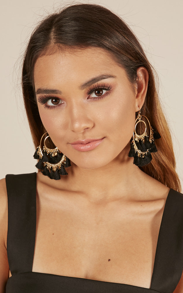 Racing Time earrings in black and gold