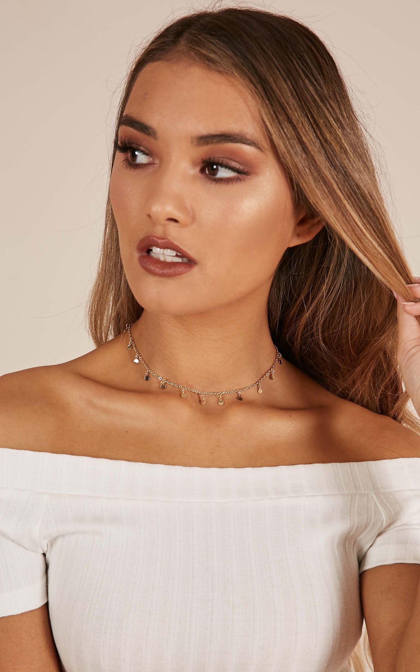 Lights Down Low choker in Gold