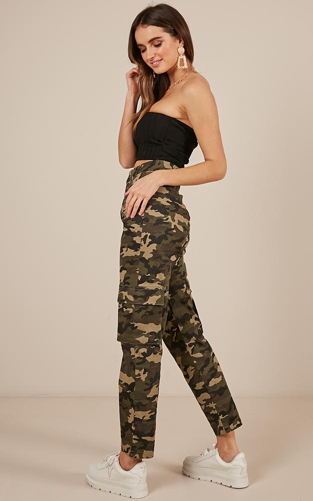 Stay Tuned Pants In Green Camo Print