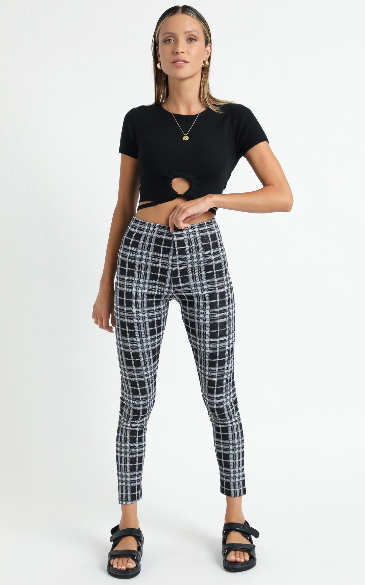 Twiin - Keyhole Knit Tee in Black