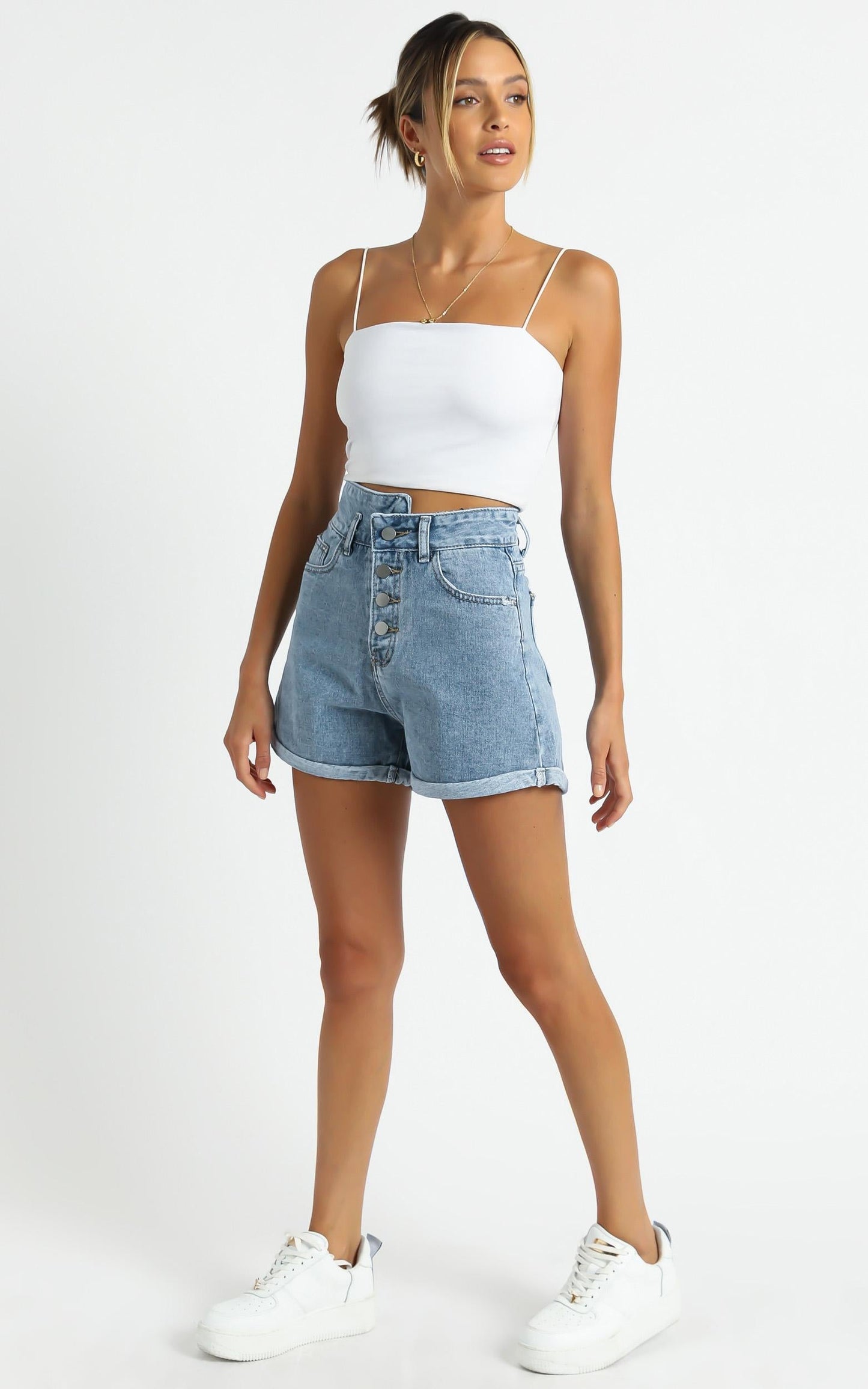 Foenix Shorts in Mid Wash